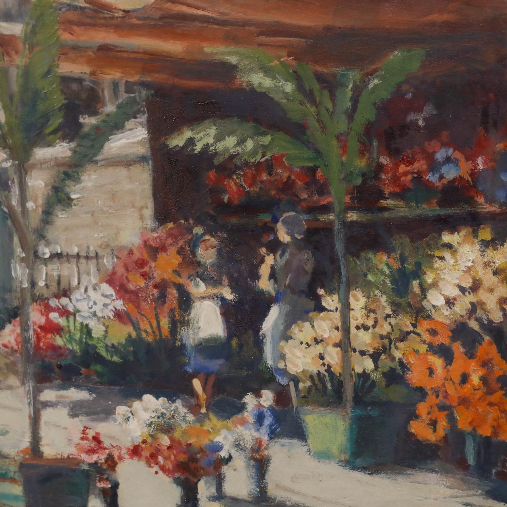 Une vue vibrante d'un marché aux fleurs parisien avec des dames parcourant les nombreux étals et leurs étalages parfumés. On peut y voir des seaux de fleurs de saison pleins à ras bord, protégés par l'ombre d'un auvent rouge. Bien présenté dans un