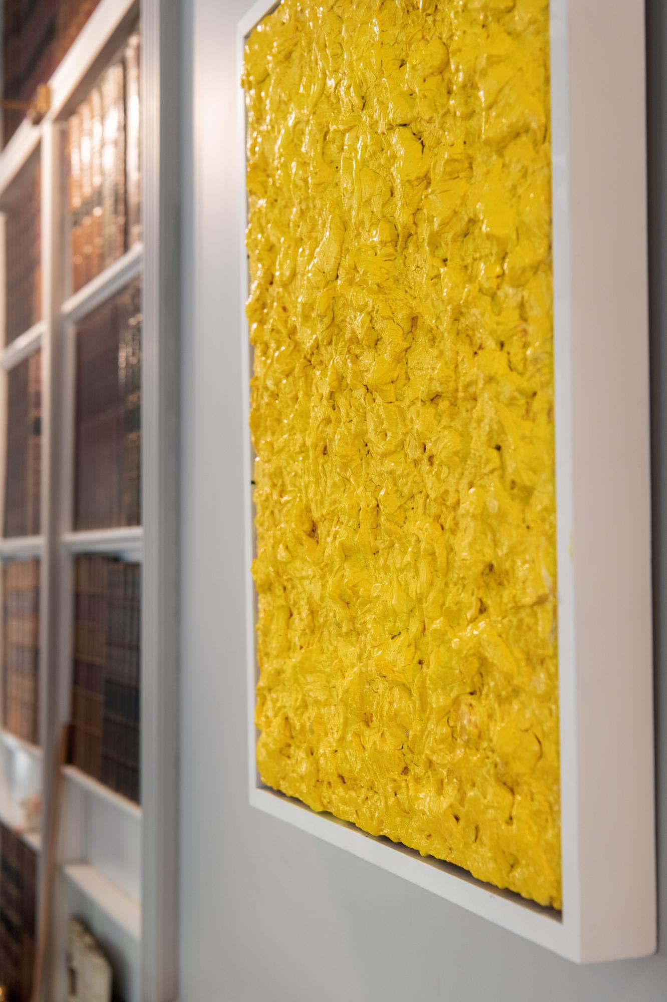 Contemporanea con texture spessa ad impasto astratto in giallo brillante monocromatico 7