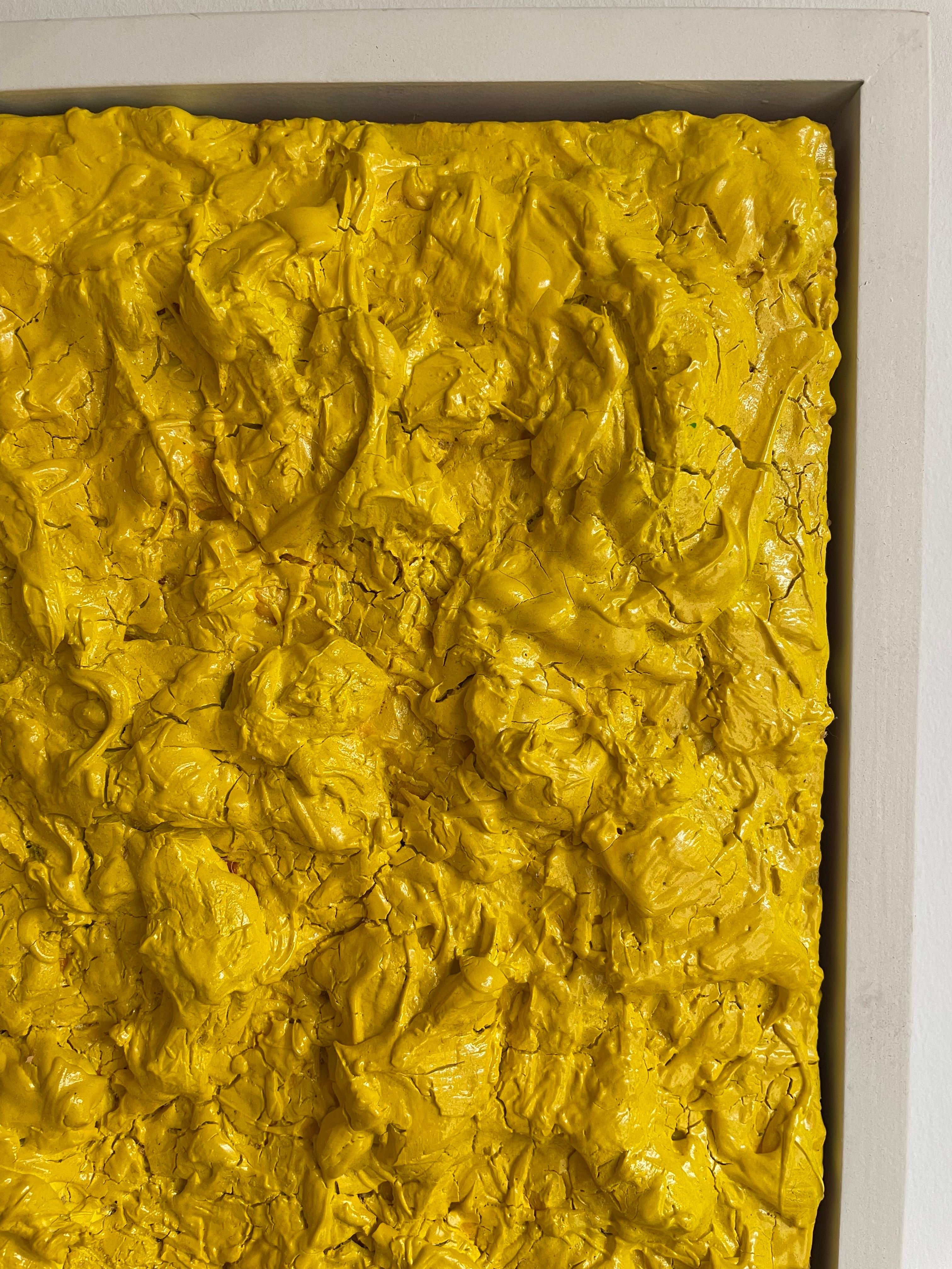 Presenta una bellissima composizione astratta a impasto spesso di colore giallo brillante. È un dipinto gioioso, pieno di energia e vitalità che vengono esaltate dalla superficie irregolare ottenuta con la tecnica dell'impasto.  

La tecnica