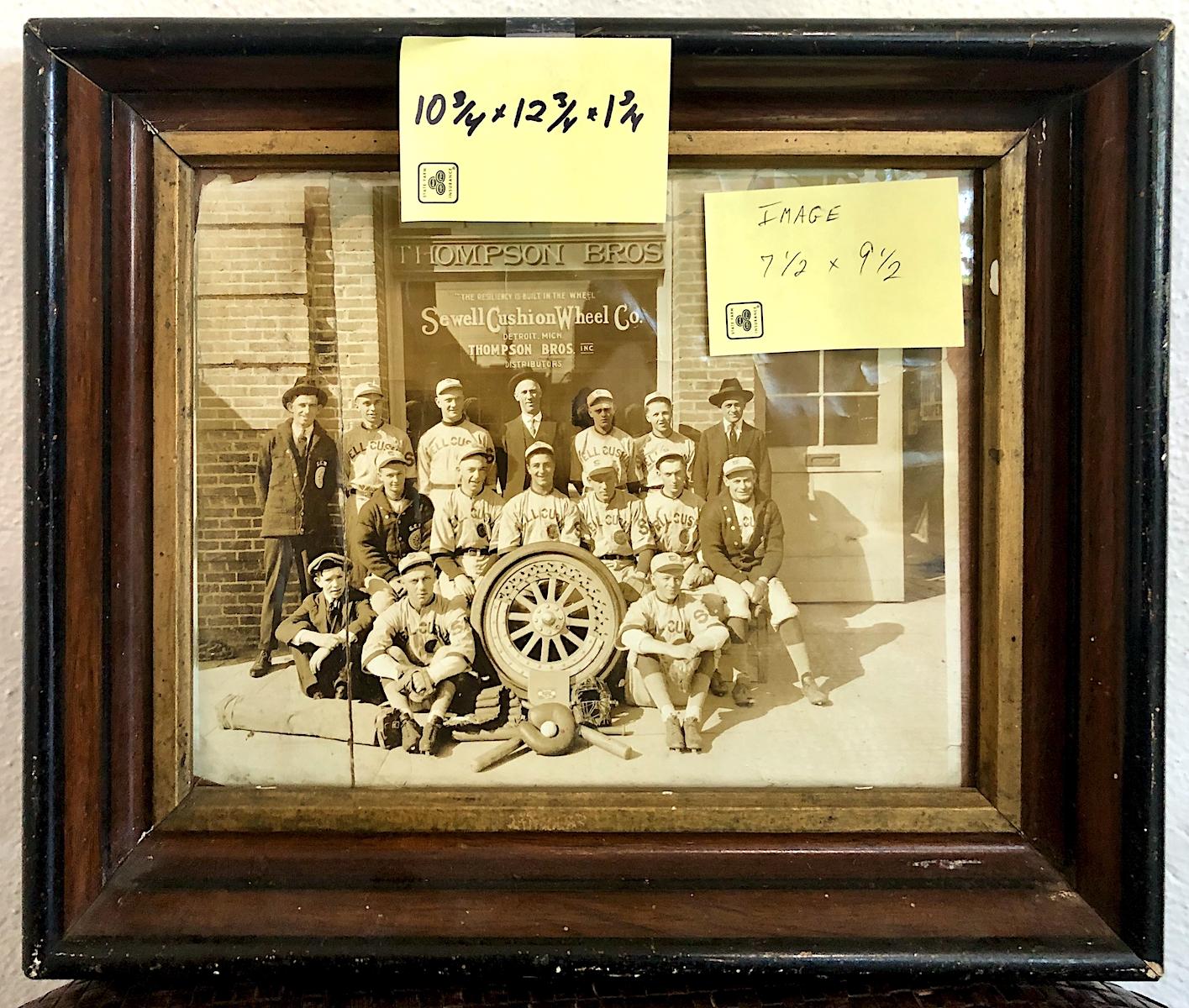 Photo des années 1920 de la Seawell Cushion Wheel Co. L'équipe de baseball de Détroit - Marron Black and White Photograph par Unknown