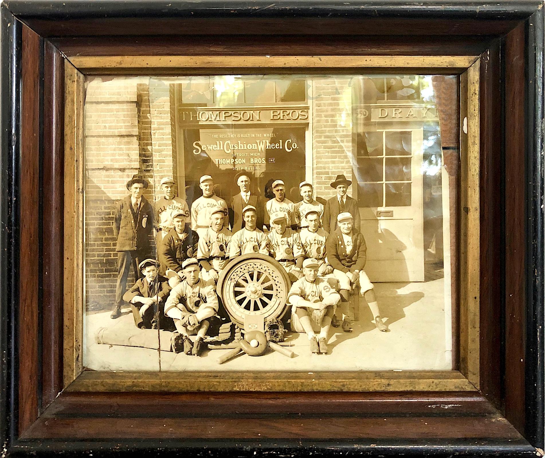 Black and White Photograph Unknown - Photo des années 1920 de la Seawell Cushion Wheel Co. L
équipe de baseball de Détroit