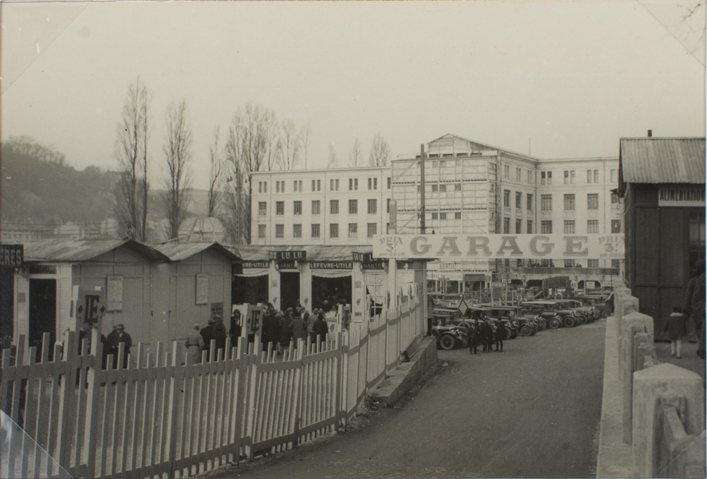 Una fotografía original en blanco y negro con gelatina de plata. Salón Internacional de Otoño de Lyon, Francia, 19 de marzo de 1927. 
Vista del aparcamiento de la Feria Internacional de Otoño de Lyon, 19 de marzo de 1927.
Características:
Fotografía