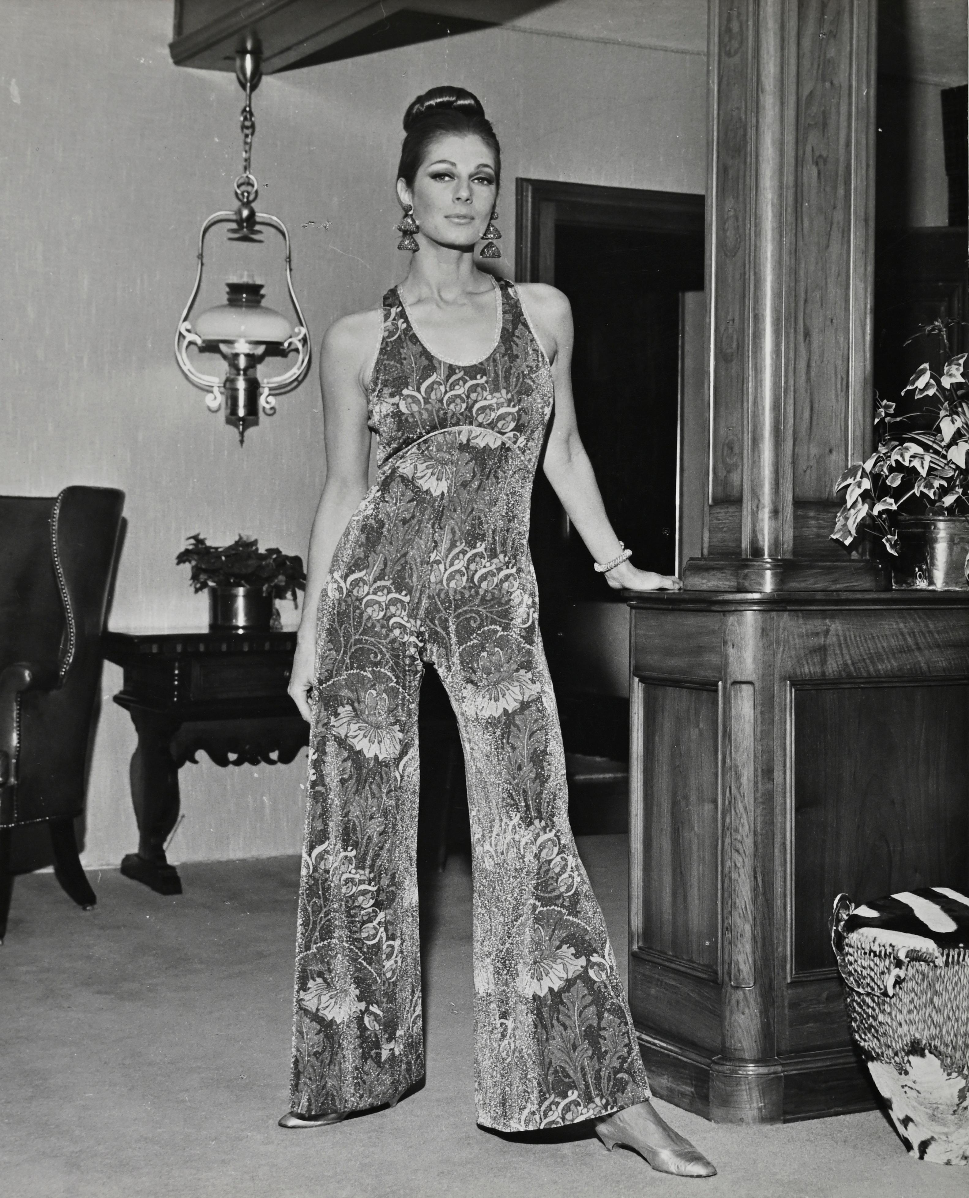 Unknown Figurative Photograph - 1970s Fashion - Vintage Photo - 1970s