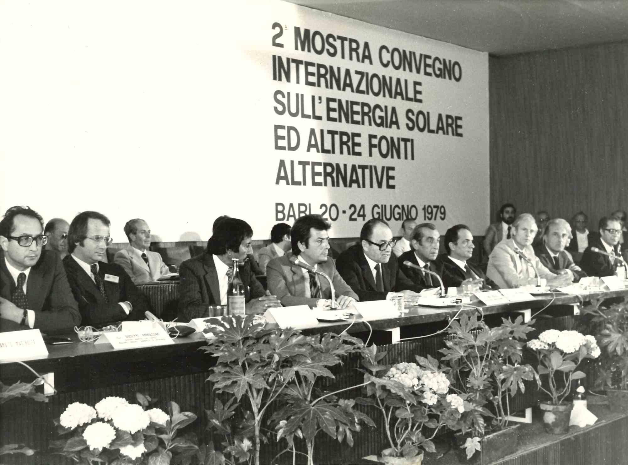 Unknown Figurative Photograph – 2° Ausstellung Solarenergie-Konferenz - Vintage-Foto - 1979