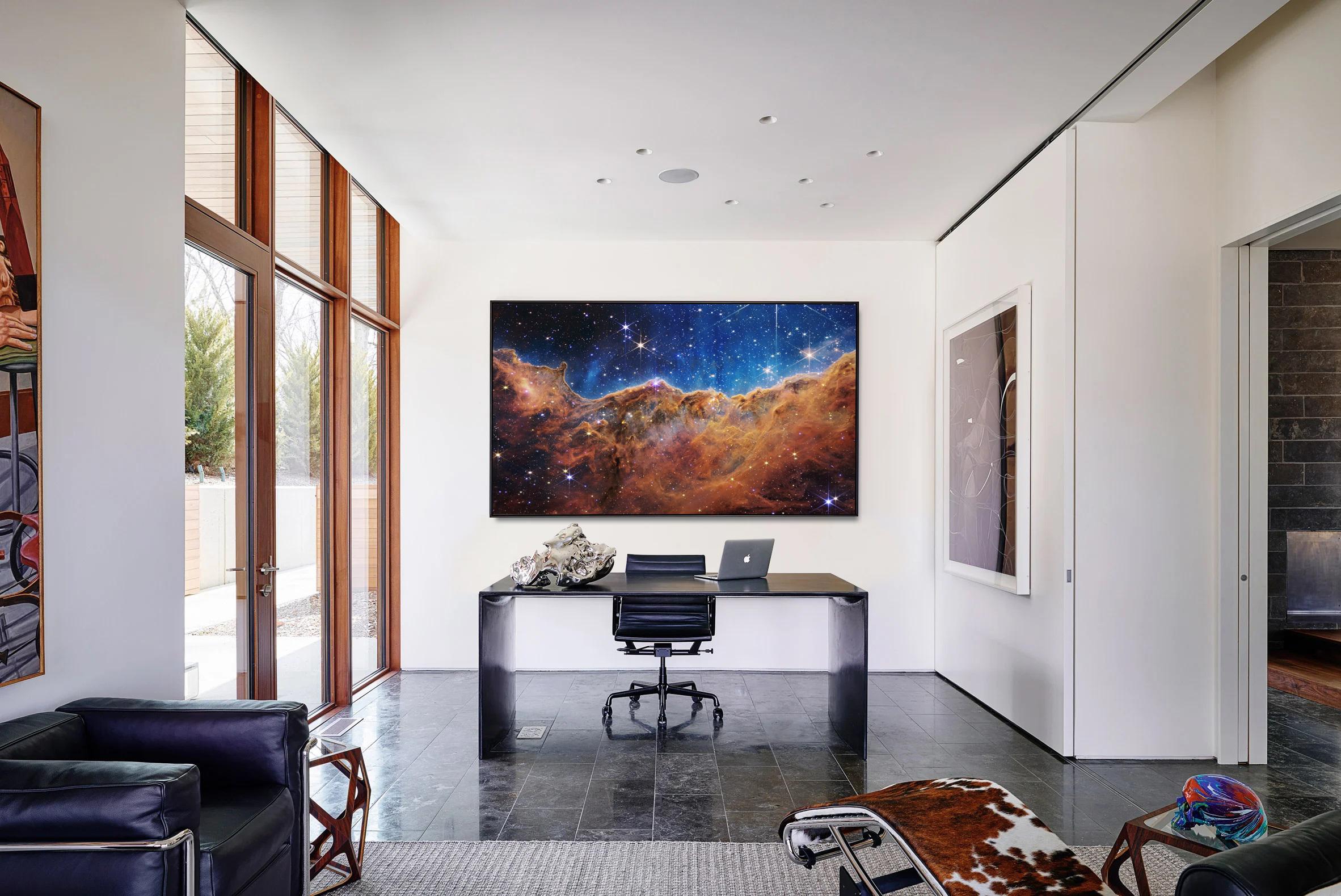 30x50 Cosmic Cliffs, photographie du télescope spatial de James Webb, Photo d'art de la NASA - Modernisme américain Print par Unknown