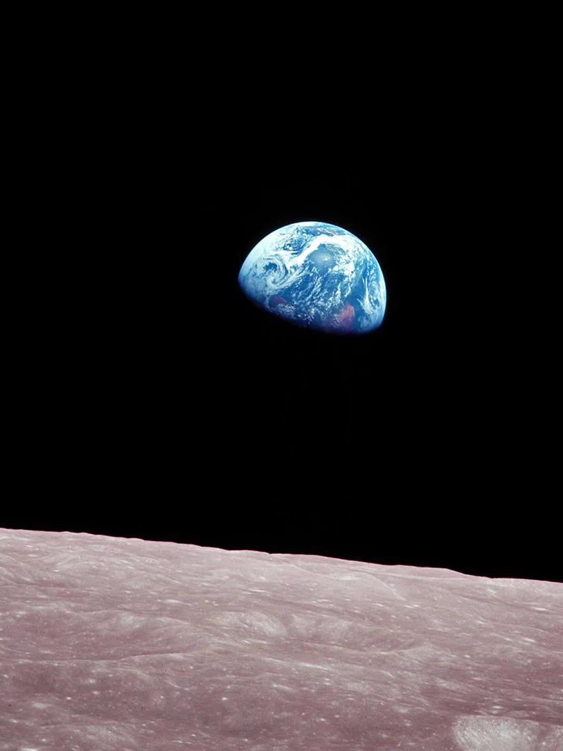 Landscape Print Unknown - 36x48  "Levée de terre d'Apollo 8"  Photographie d'archivage de l'espace de la NASA 