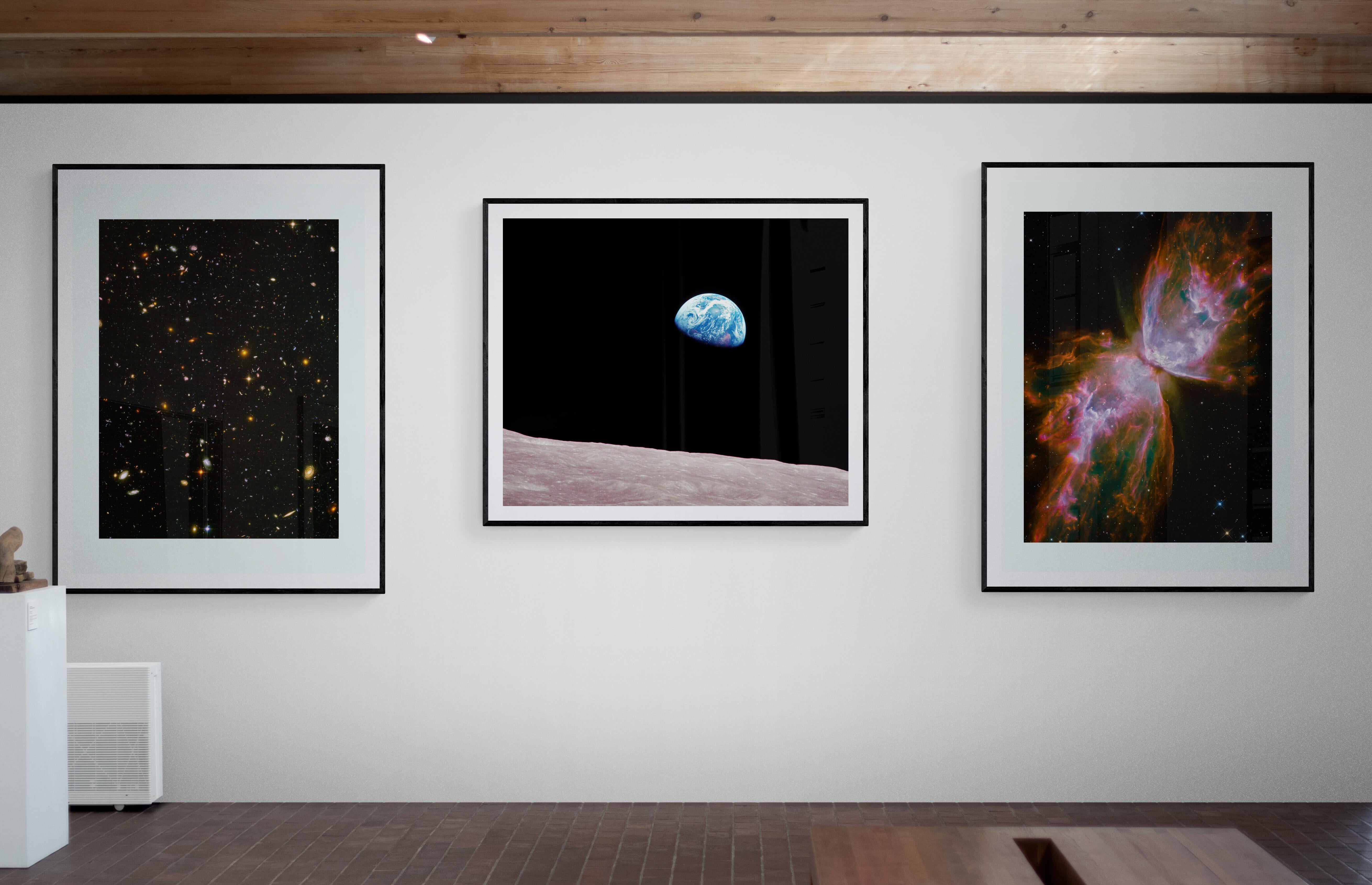 Tirages d'exposition originaux de qualité musée sur papier lustré photographique d'archives sans acide.

Édition de 150 exemplaires (comme indiqué dans le coin inférieur de l'impression)

Prise à bord d'Apollo 8 par Bill Anders, cette photo