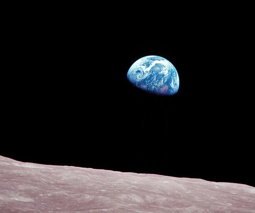 Unknown Landscape Print – 40x50  „Apollo 8 Earth Rise“  Archivalistische Raumfahrtfotografie NASA 