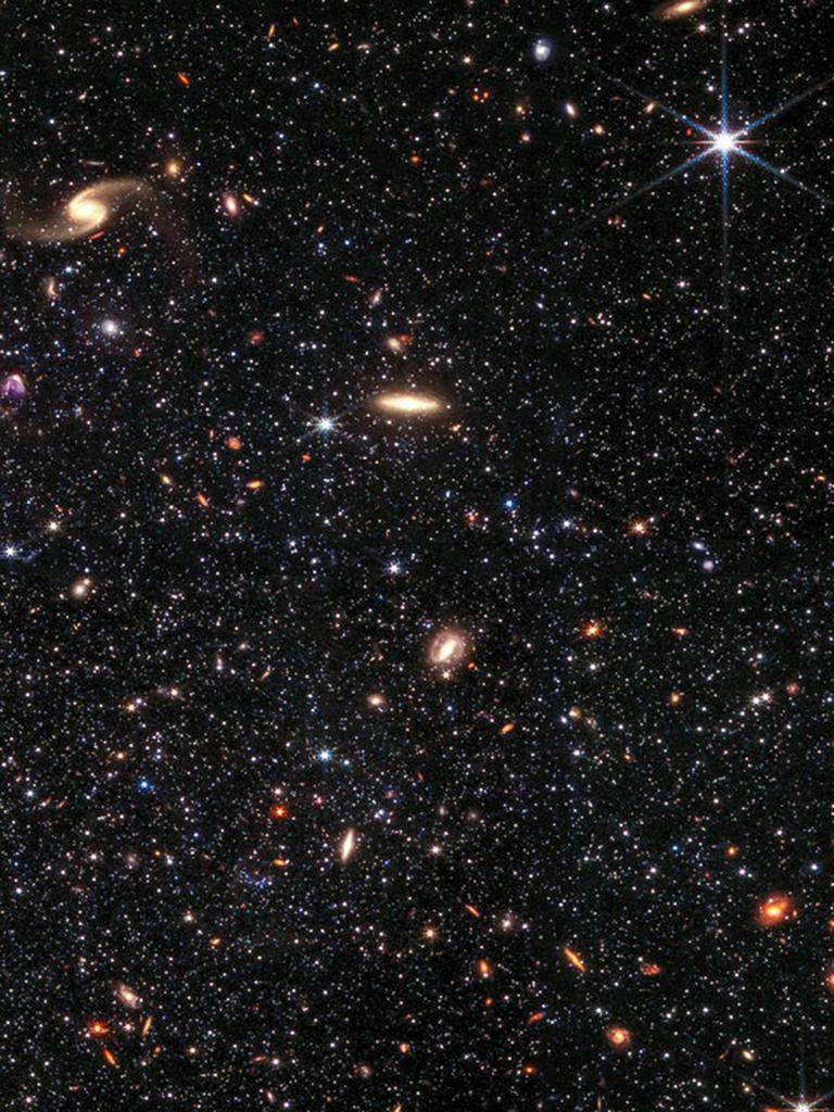 Color Photograph Unknown - 60x45 Galaxie naine Télescope James Webb Photographie spatiale  NASA Photo Fine Art