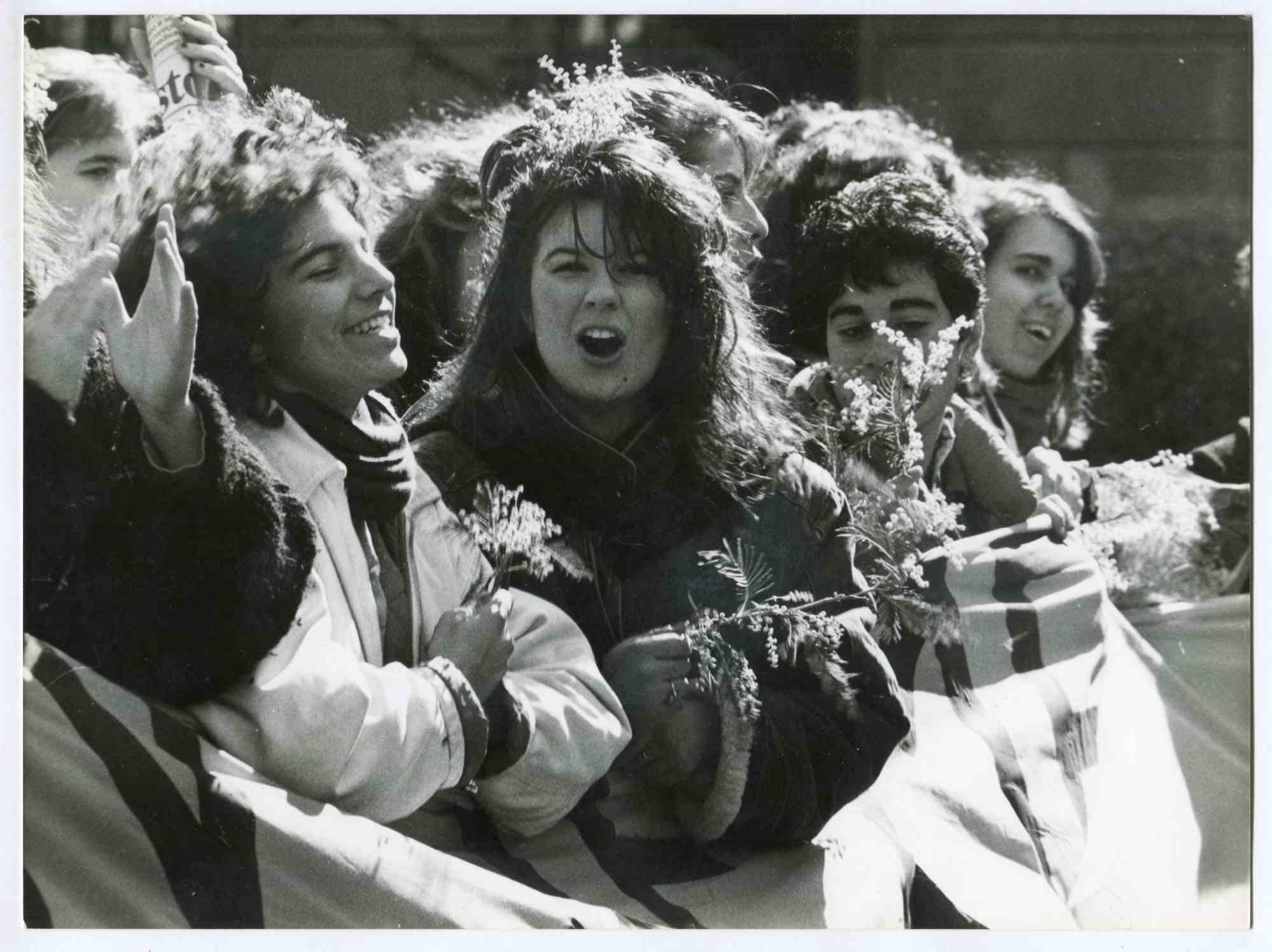 Unknown Black and White Photograph – 8. März, Italienische Studenten – Fotografie der feministischen Bewegung – 1988