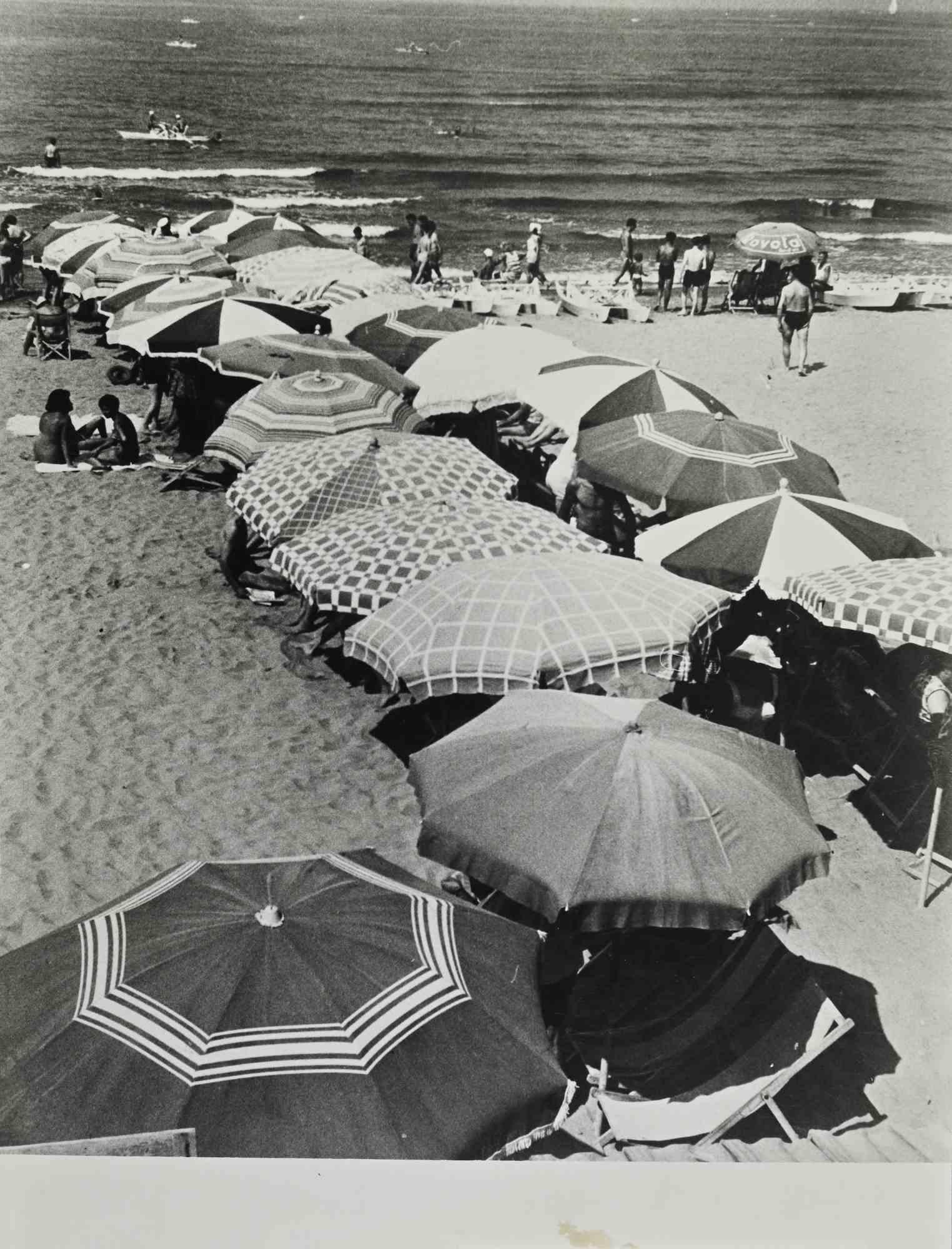 Landscape Photograph de Unknown - Un día de playa - Fotografía de época - Mediados del siglo XX