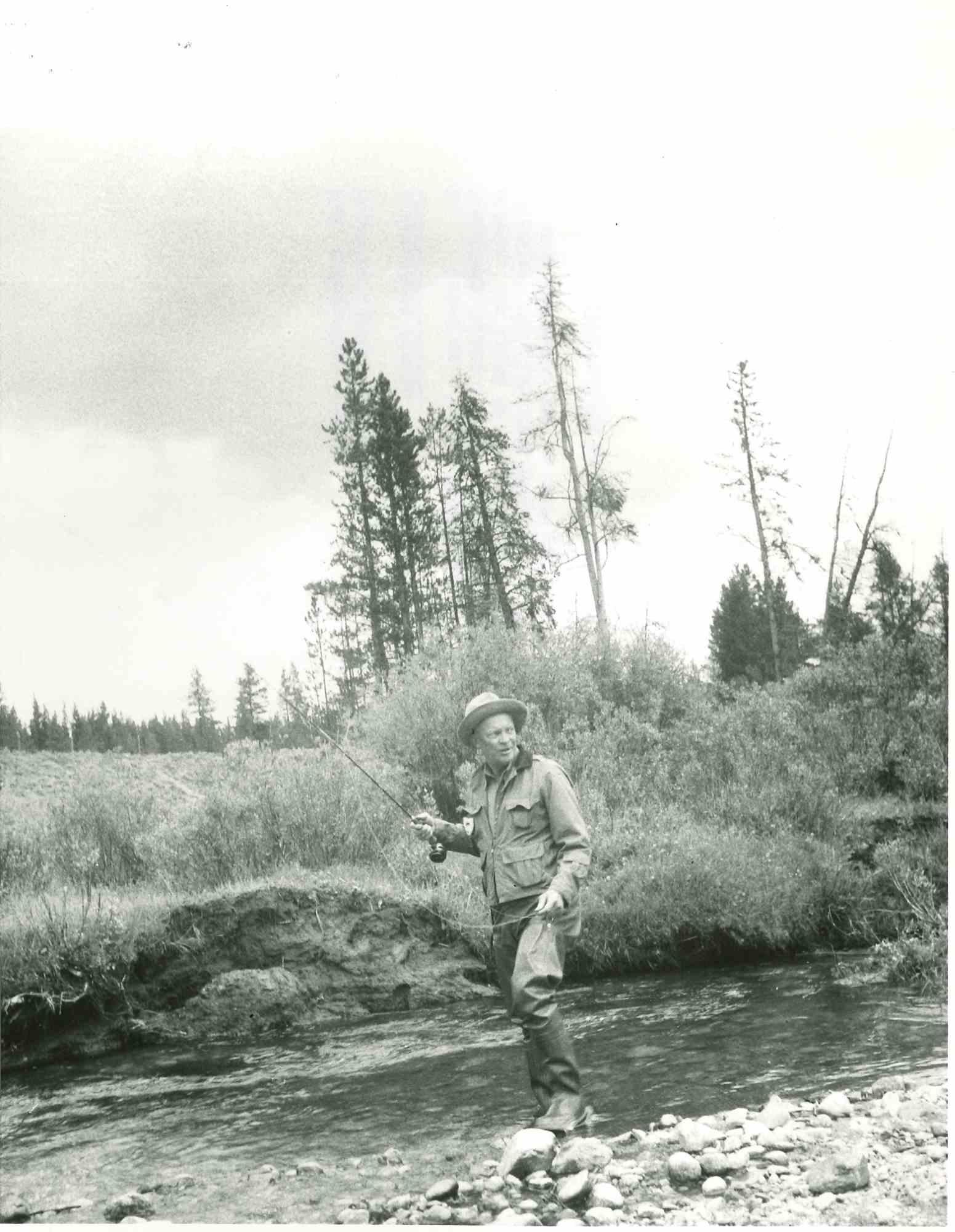 Figurative Photograph di Unknown - Un presidente pesca (D. Eisenhower) - Fotografia d'epoca - Metà del XX secolo
