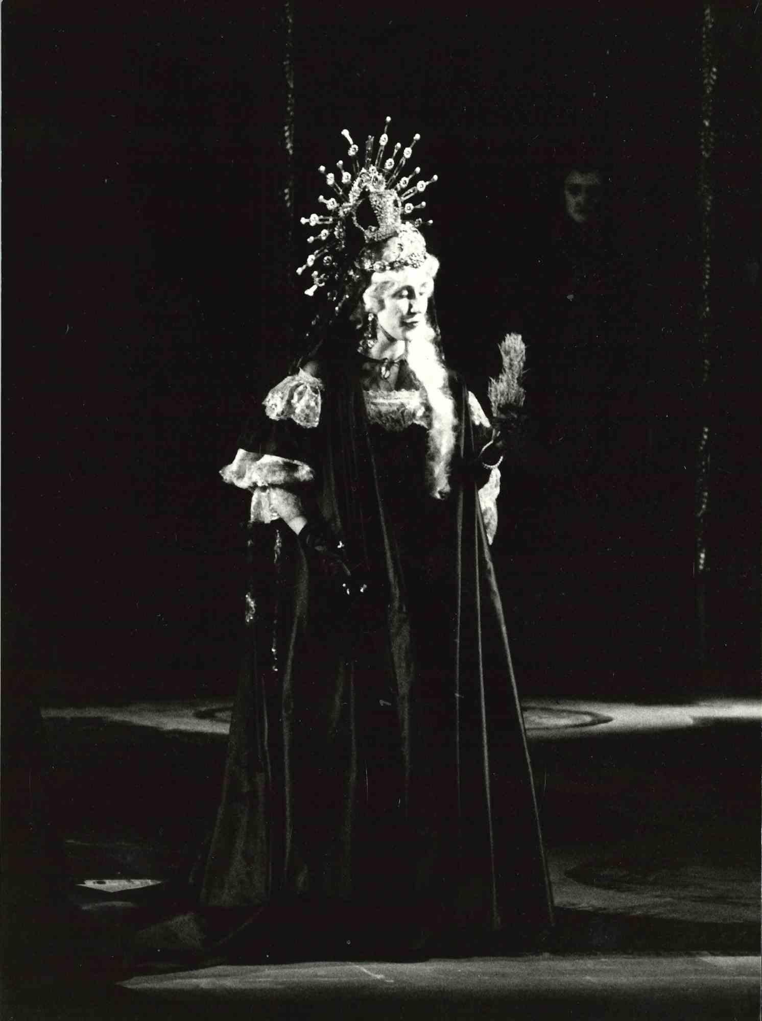Figurative Photograph de Unknown - Una escena de Atti de Lully - Foto de época - Años 70