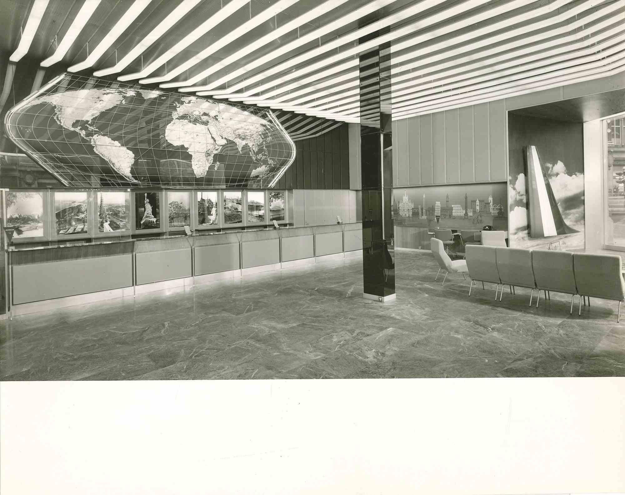 Unknown Figurative Photograph – Airline's Office - Vintage-Foto - 1950er Jahre