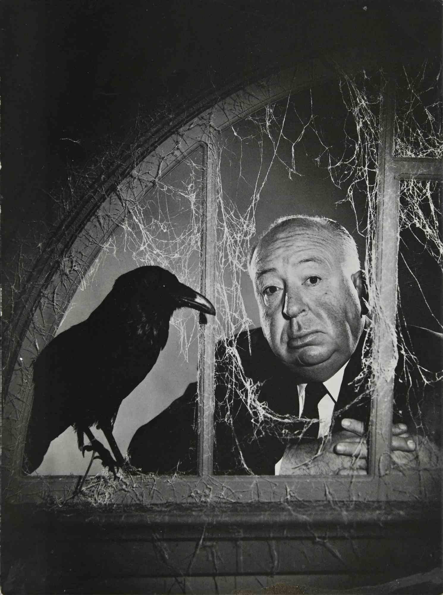 Figurative Photograph de Unknown - Alfred Hitchcock - Foto de época - 1963