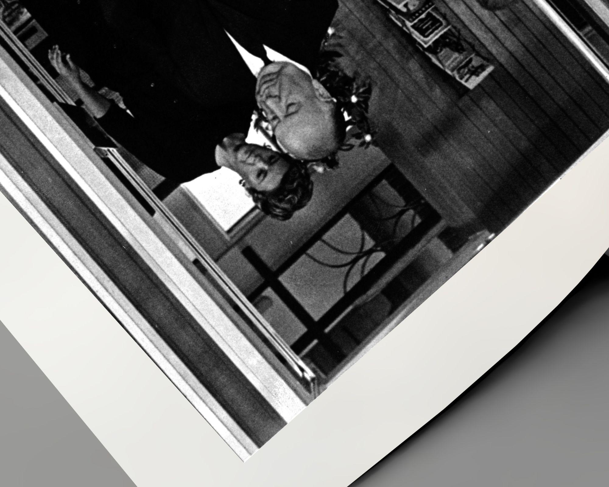 Alfred Hithcock mit Hund (Zeitgenössisch), Photograph, von Unknown