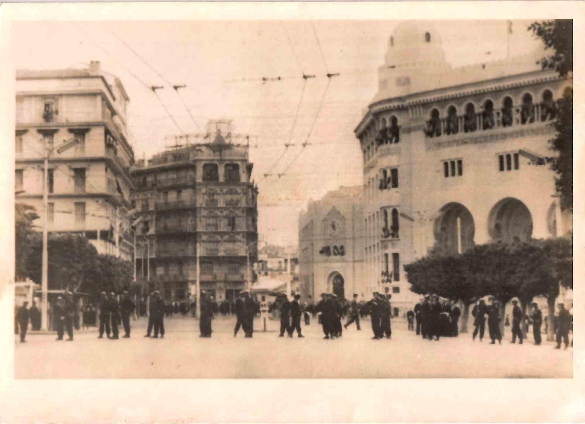 Unknown Landscape Photograph - Algeria, the Post Office Surrounded by Police - Vintage photo - Mid-20th Century