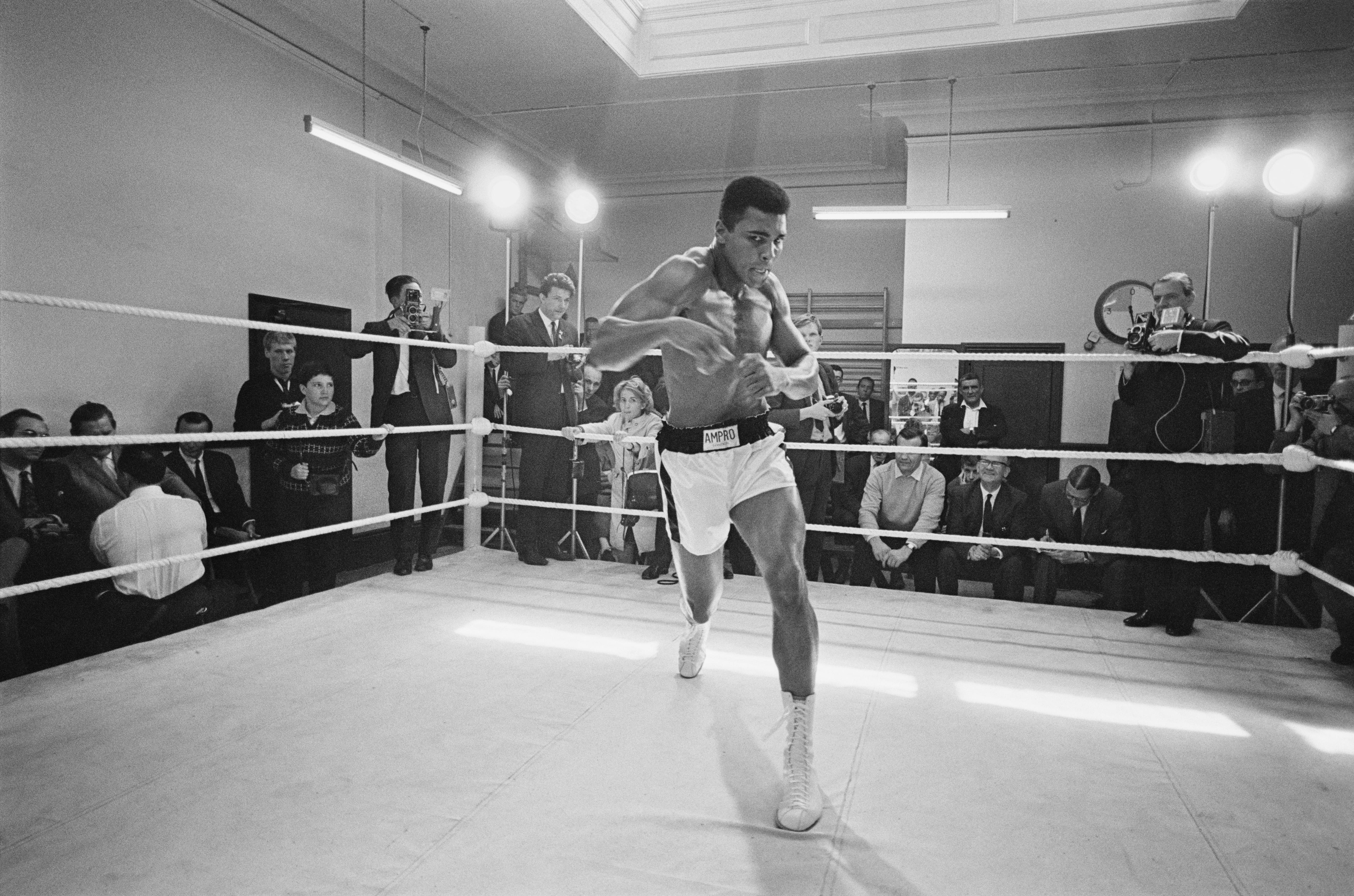 Unknown Black and White Photograph – Ali In Training (1966) - Silber Gelatinesilber-Gelatinefaser-Druck