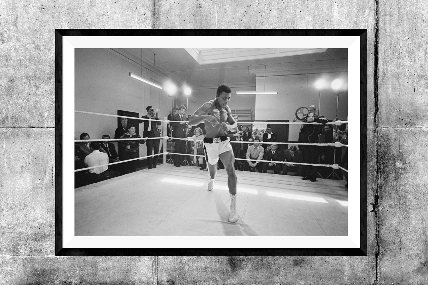 « Ali in training » de R. McPhedran, tirage photographique en édition limitée, 20x24 - Photograph de Unknown