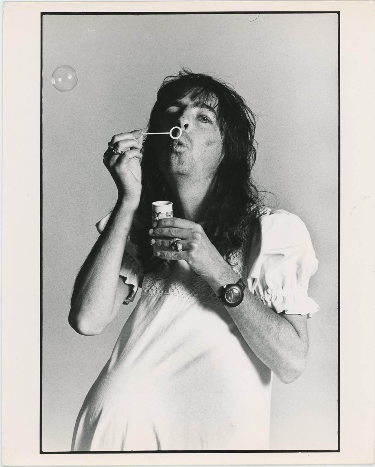 Black and White Photograph de Unknown - Alice Cooper Photoshoot 1975