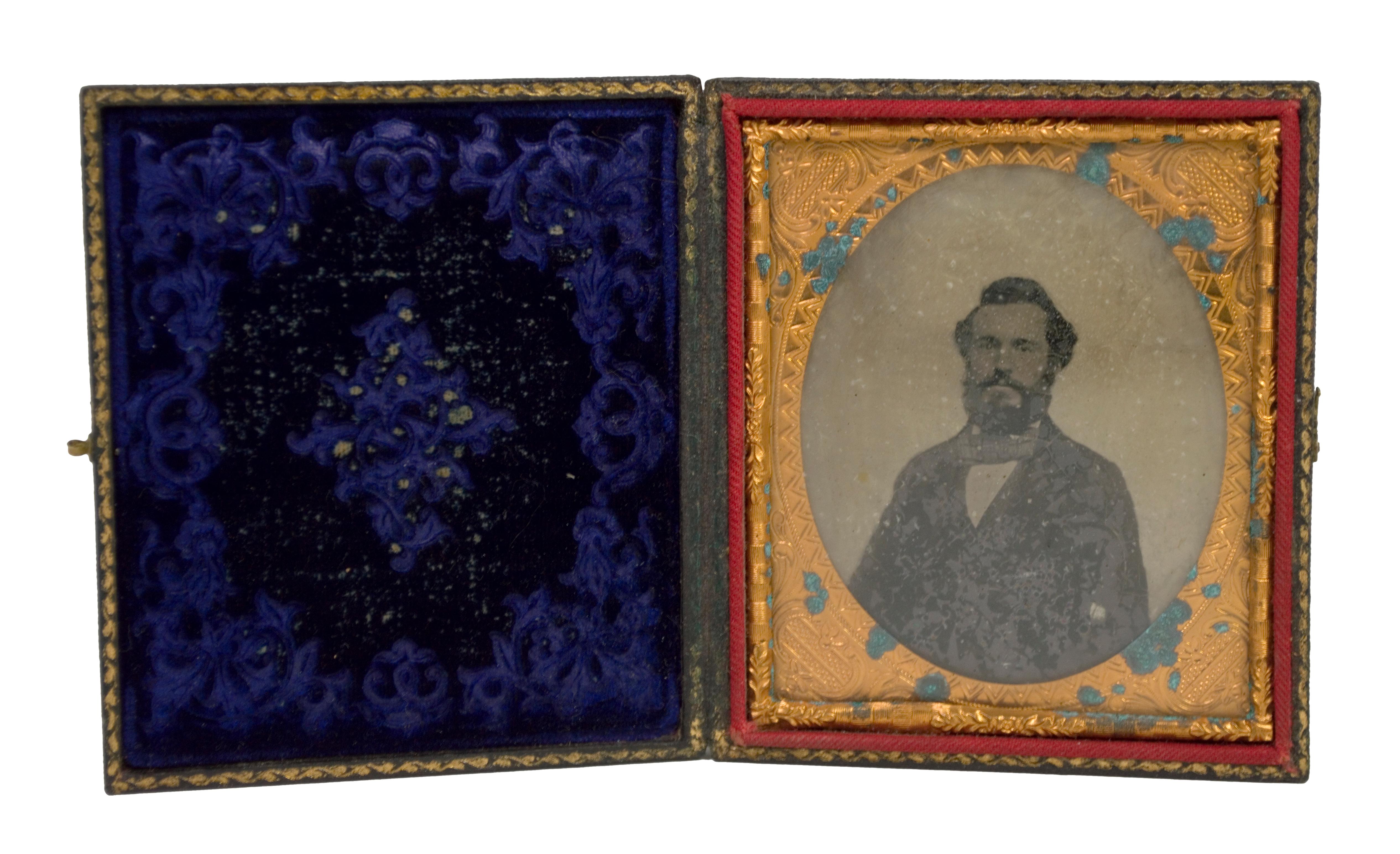 Unknown Portrait Photograph – Bestickte Darstellung eines Herren in einem Anzug im Koffer, Bürgerkriegszeit 1860er Jahre