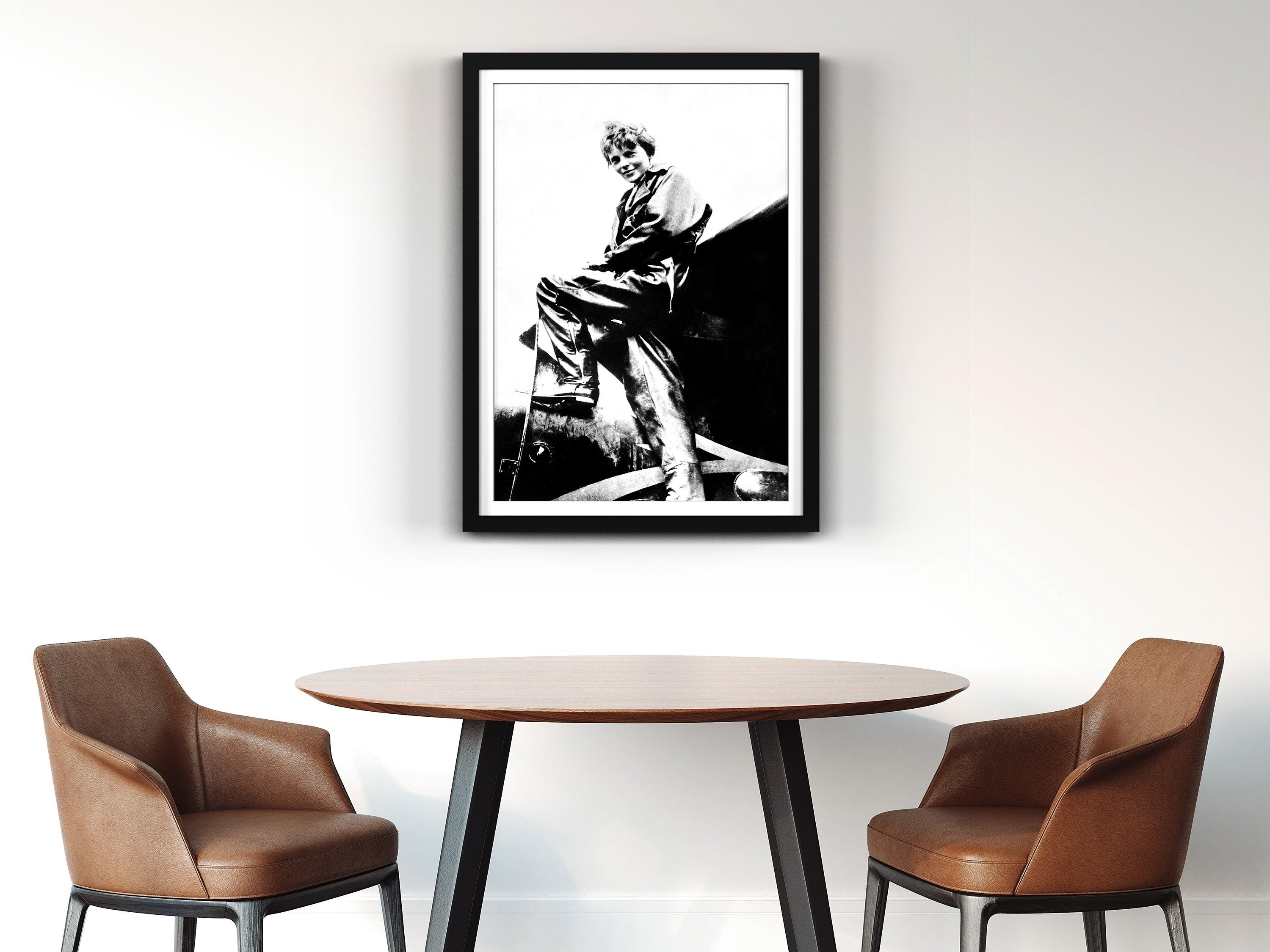 Amelia Earhart klettert ins Flugzeug – Photograph von Unknown