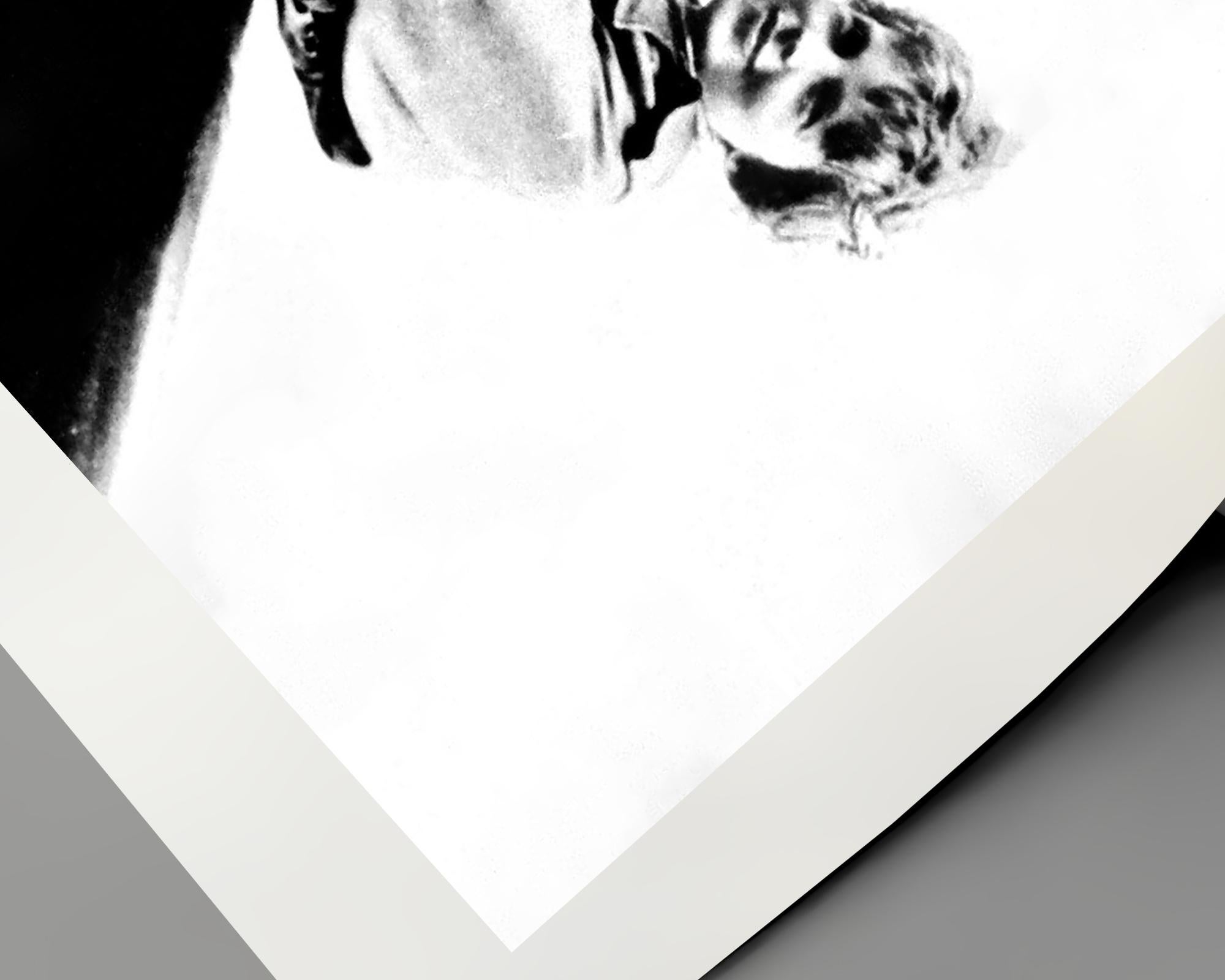 Amelia Earhart klettert ins Flugzeug (Zeitgenössisch), Photograph, von Unknown