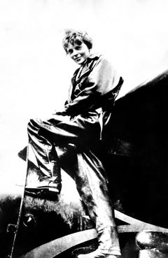Amelia Earhart klettert ins Flugzeug