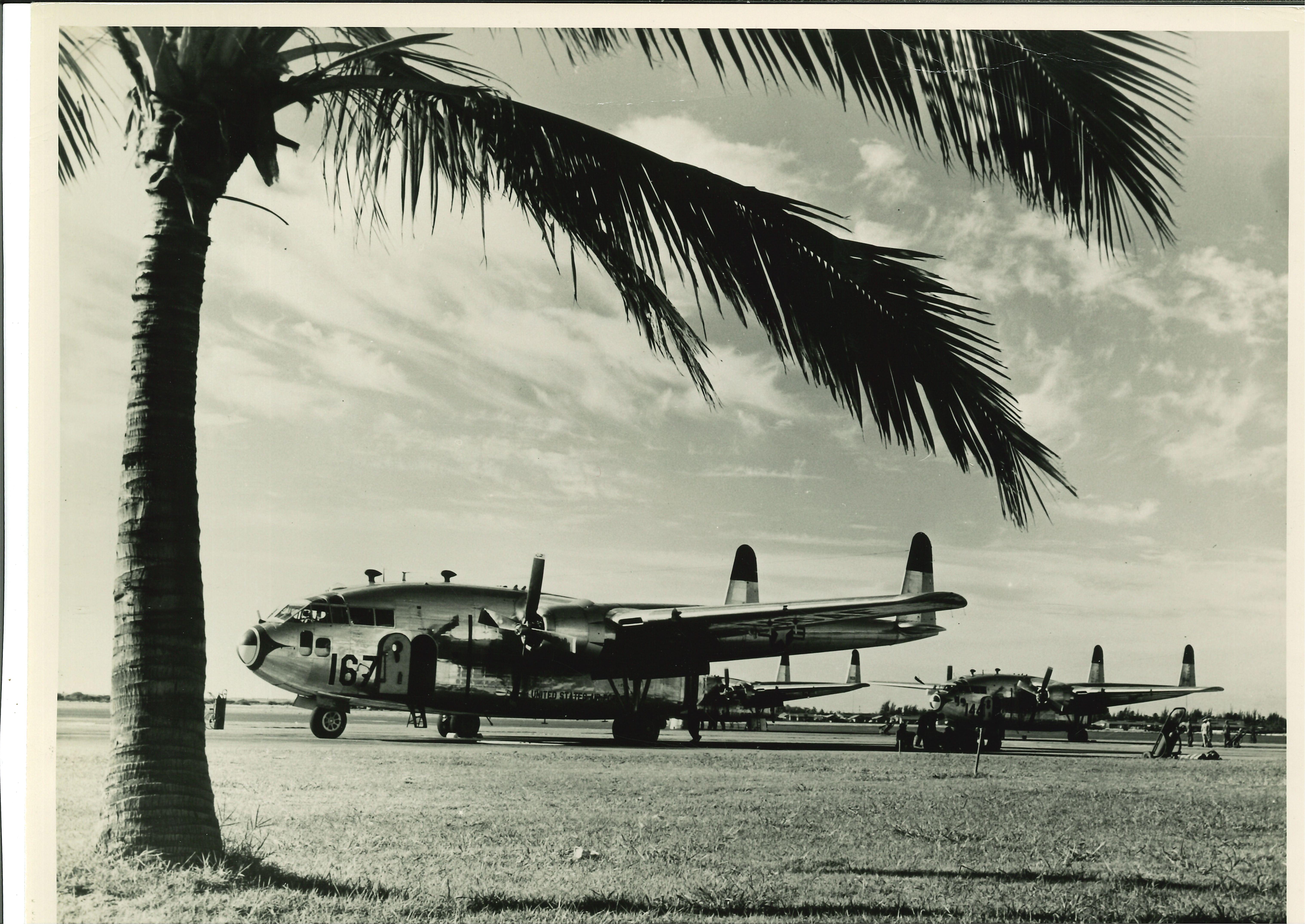 Figurative Photograph Unknown - L'American Airline That Covers The World - Photographie vintage - Milieu du XXe siècle