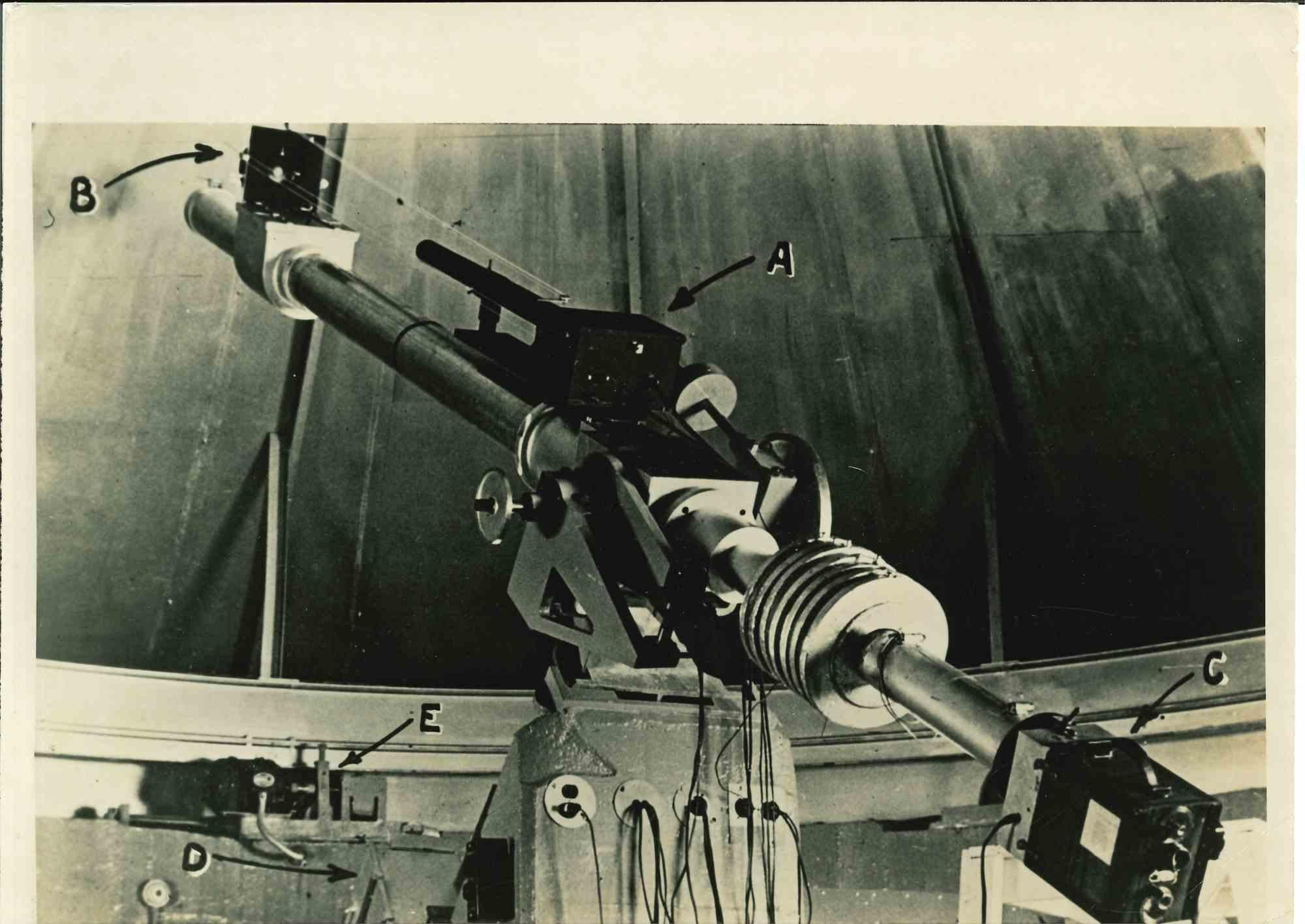 Figurative Photograph di Unknown - Astrofisici americani osservano il sole - Fotografia d'epoca - Metà del XX secolo