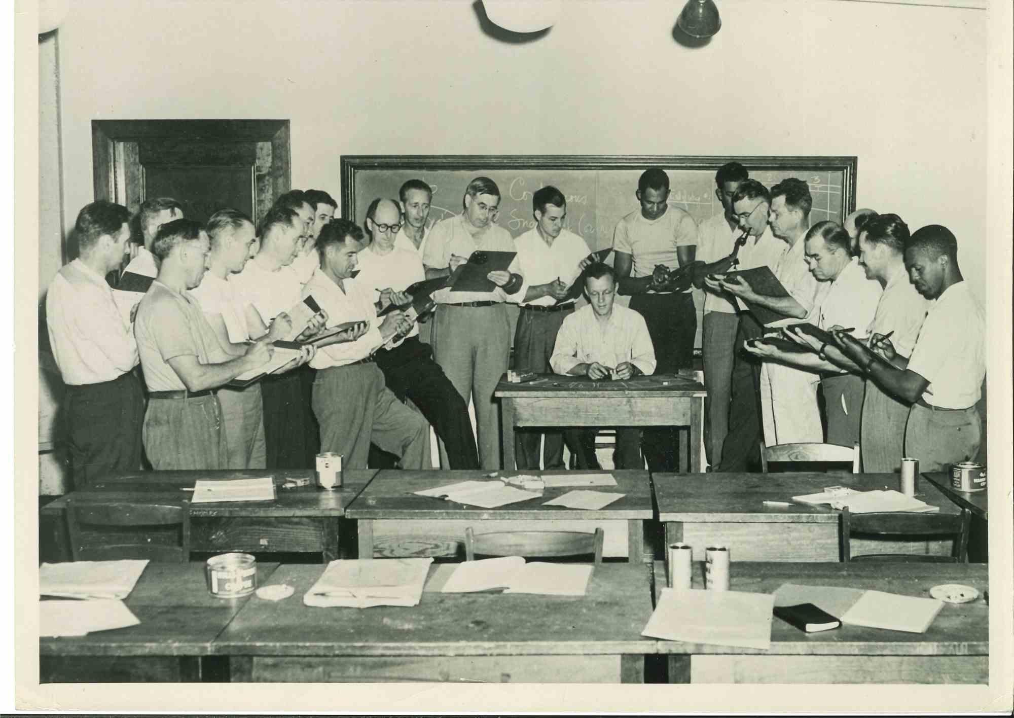 Unknown Figurative Photograph – Amerikanische Stahlarbeiter gehen zum College – Vintage-Fotografie – Mitte des 20. Jahrhunderts