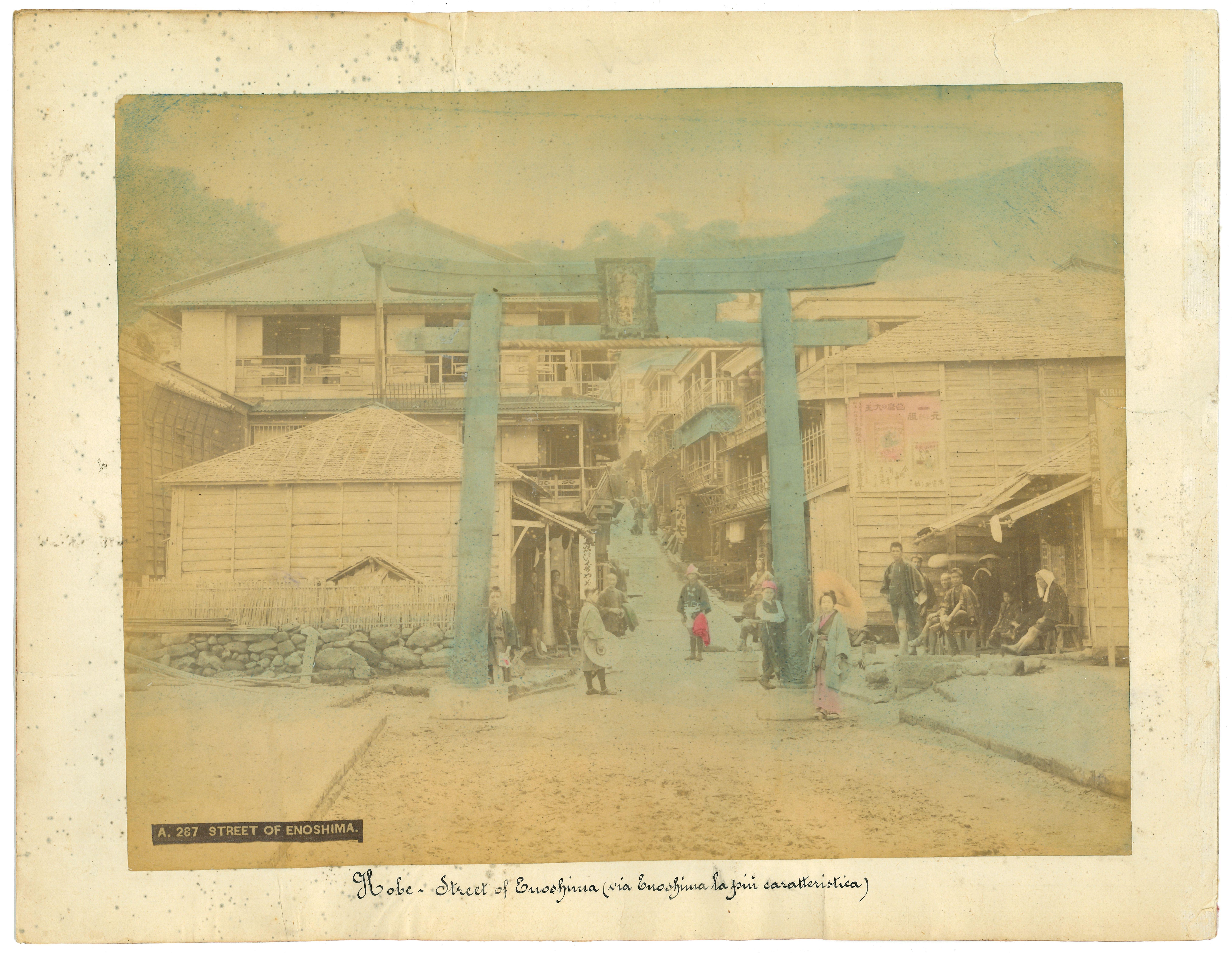 Unknown Figurative Photograph – Antike Ansicht von Kobe - Vintage Albumendruck - 1890er Jahre
