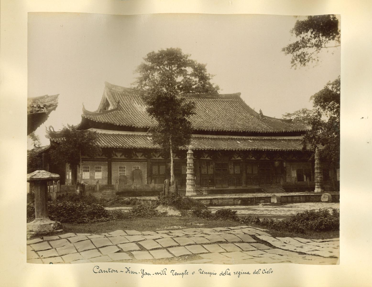 Landscape Photograph Unknown - Anciennes vues du temple de la Reine du ciel à Canton - années 1890