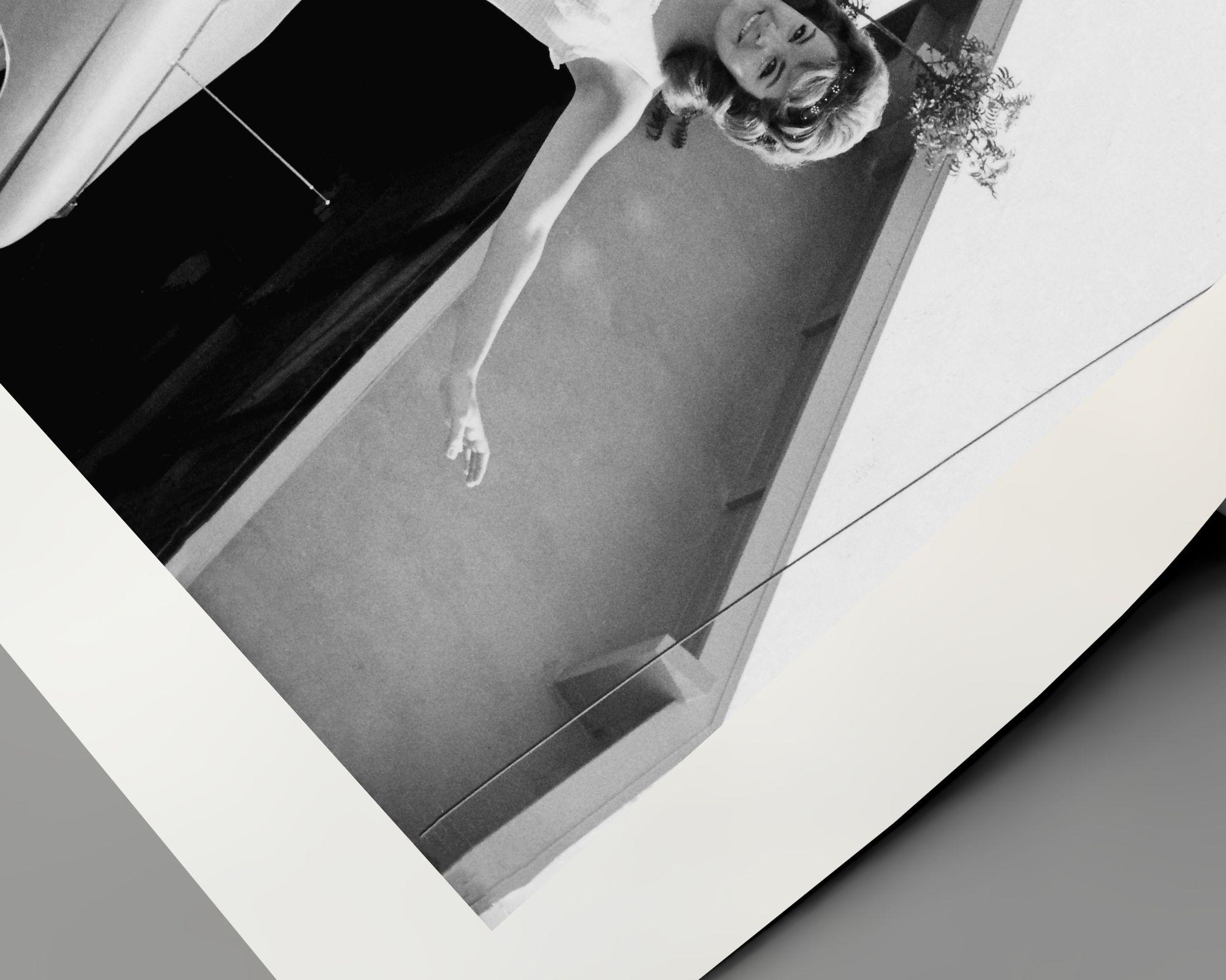 Anette Funicello mit Classic Cadillac (Zeitgenössisch), Photograph, von Unknown