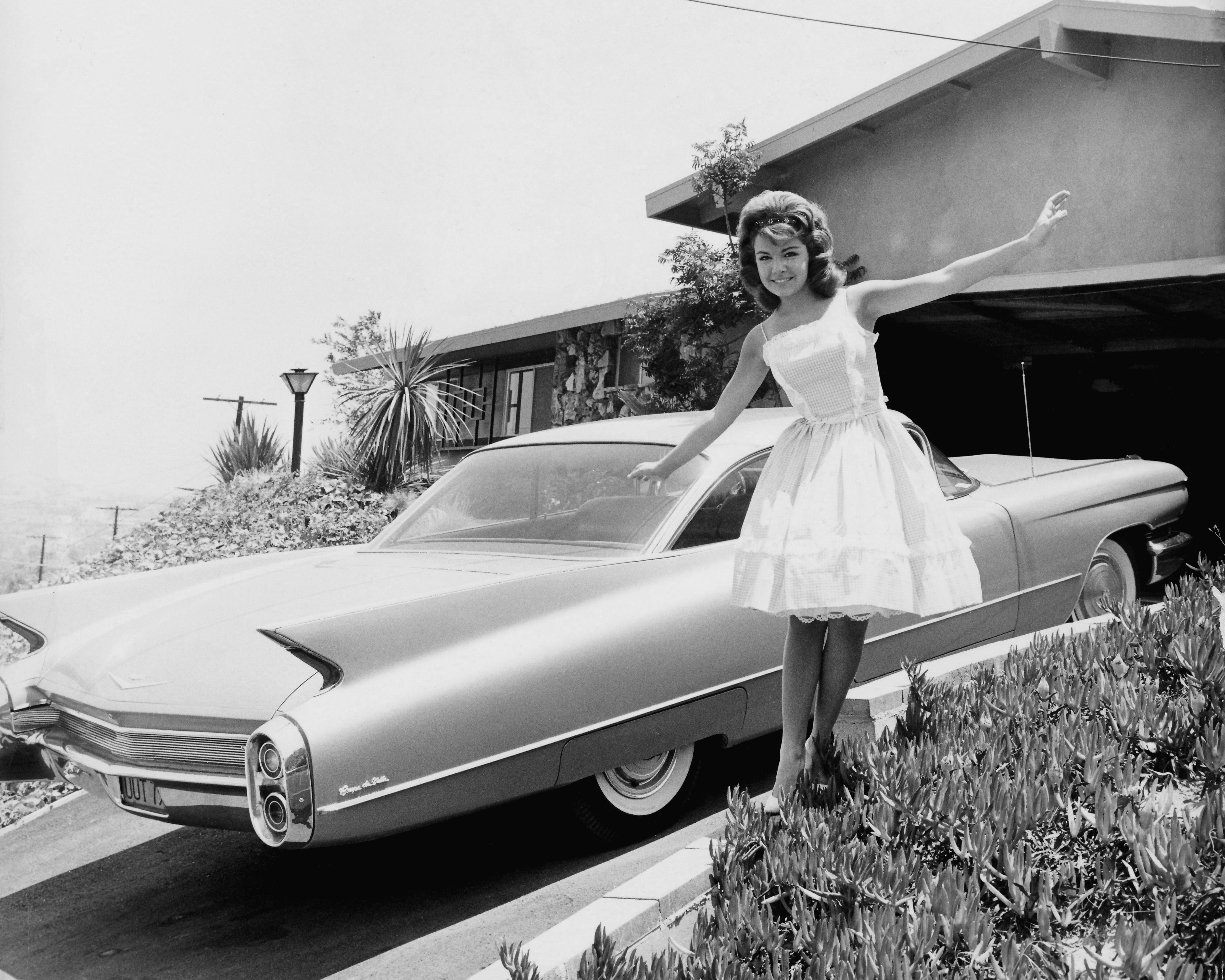 Unknown Portrait Photograph – Anette Funicello mit Classic Cadillac