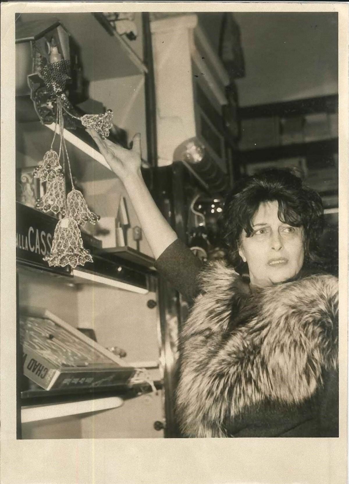 Unknown Portrait Photograph - Anna Magnani - Vintage b/w Photograph - 1962