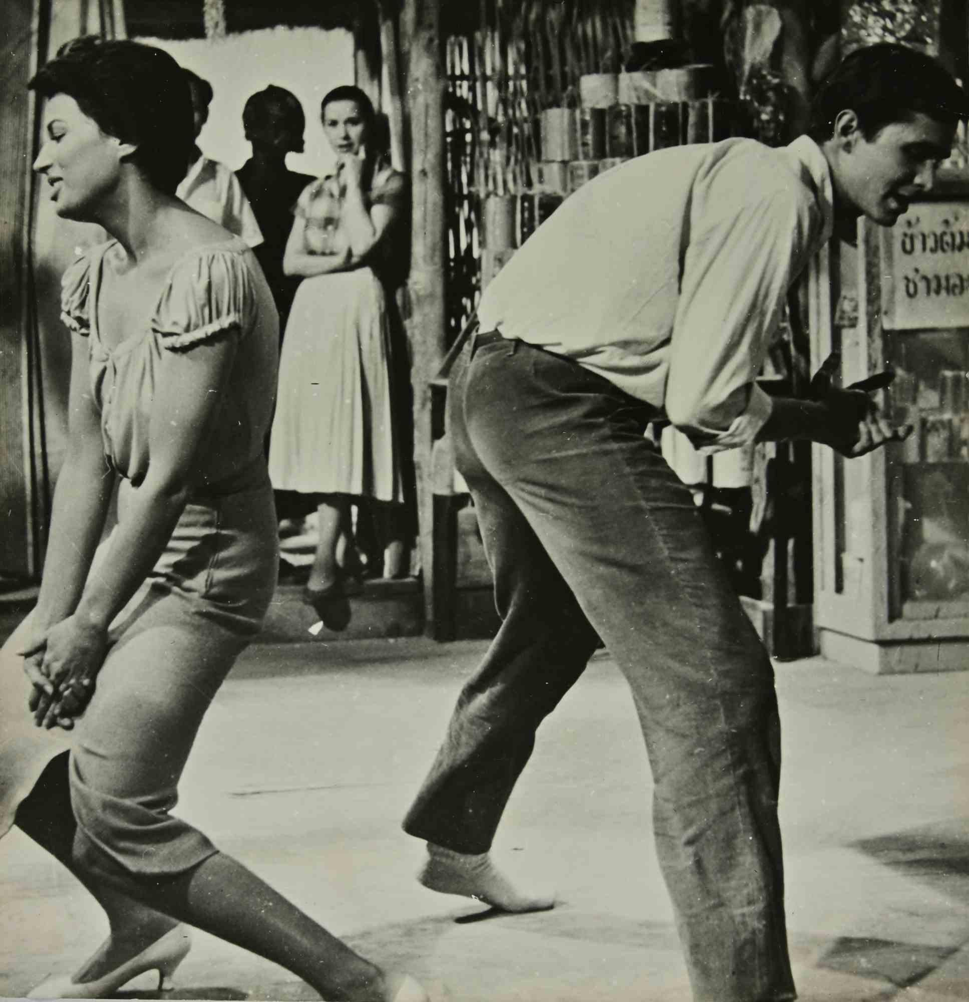 Figurative Photograph de Unknown - Anthony Perkins y Silvana Mangano - Foto de época - Años 60