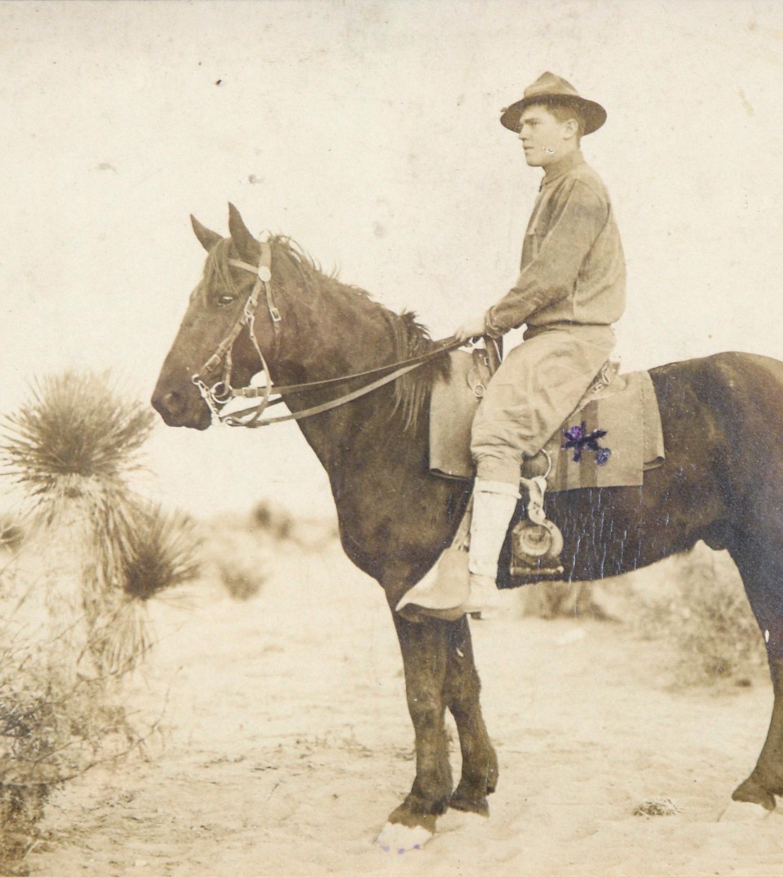 Photographie ancienne à la gélatine argentique d'un soldat du 13e calvaire - 1913.

Cette photographie montre un membre du 13e régiment de calvaires, compagnie H de l'armée américaine, assis sur son cheval dans un paysage désertique. L'inscription