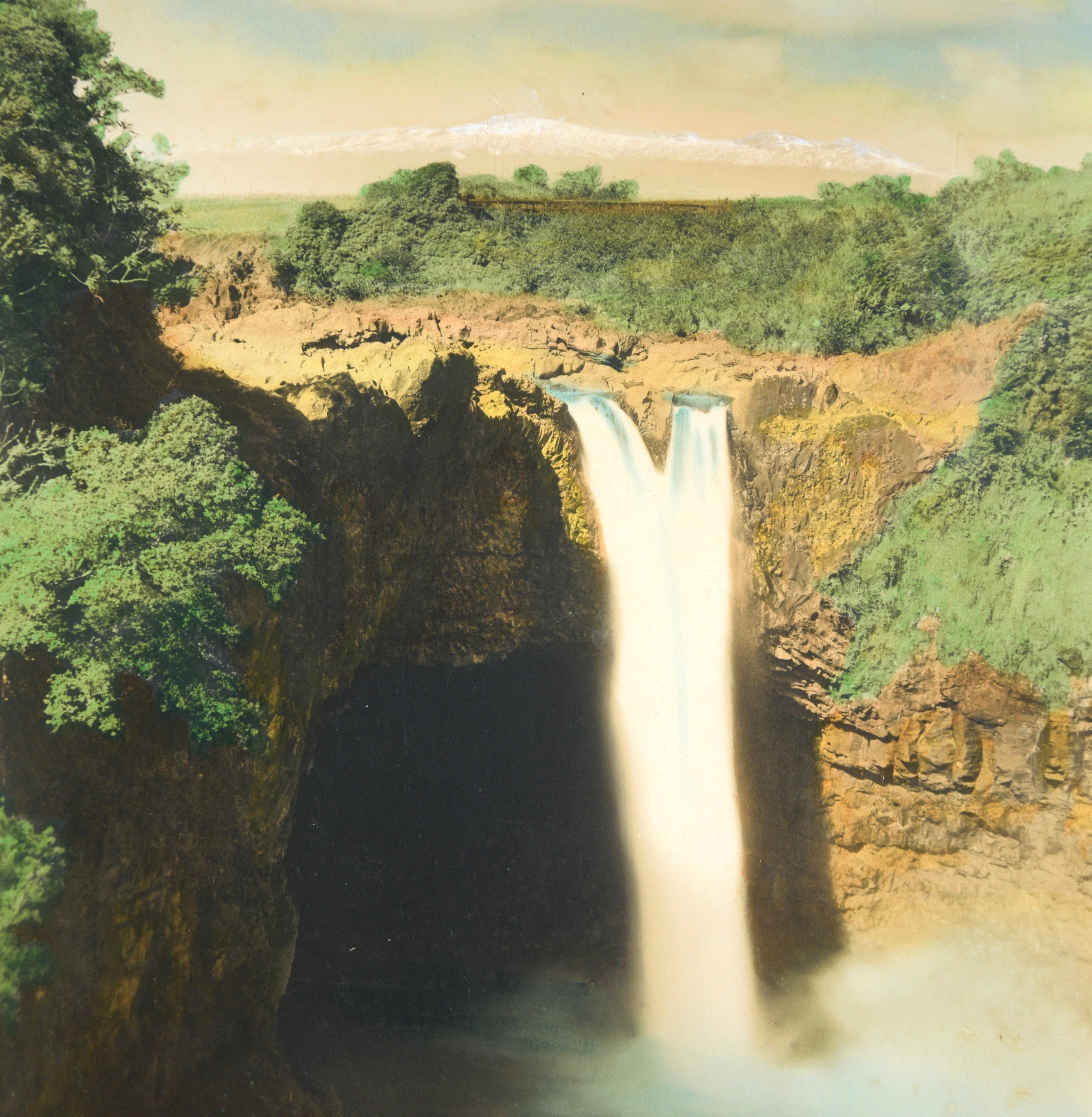 Photo ancienne coloriée à la main - Waiānuenue, ou Rainbow Falls, Hawaii - Marron Landscape Photograph par Unknown