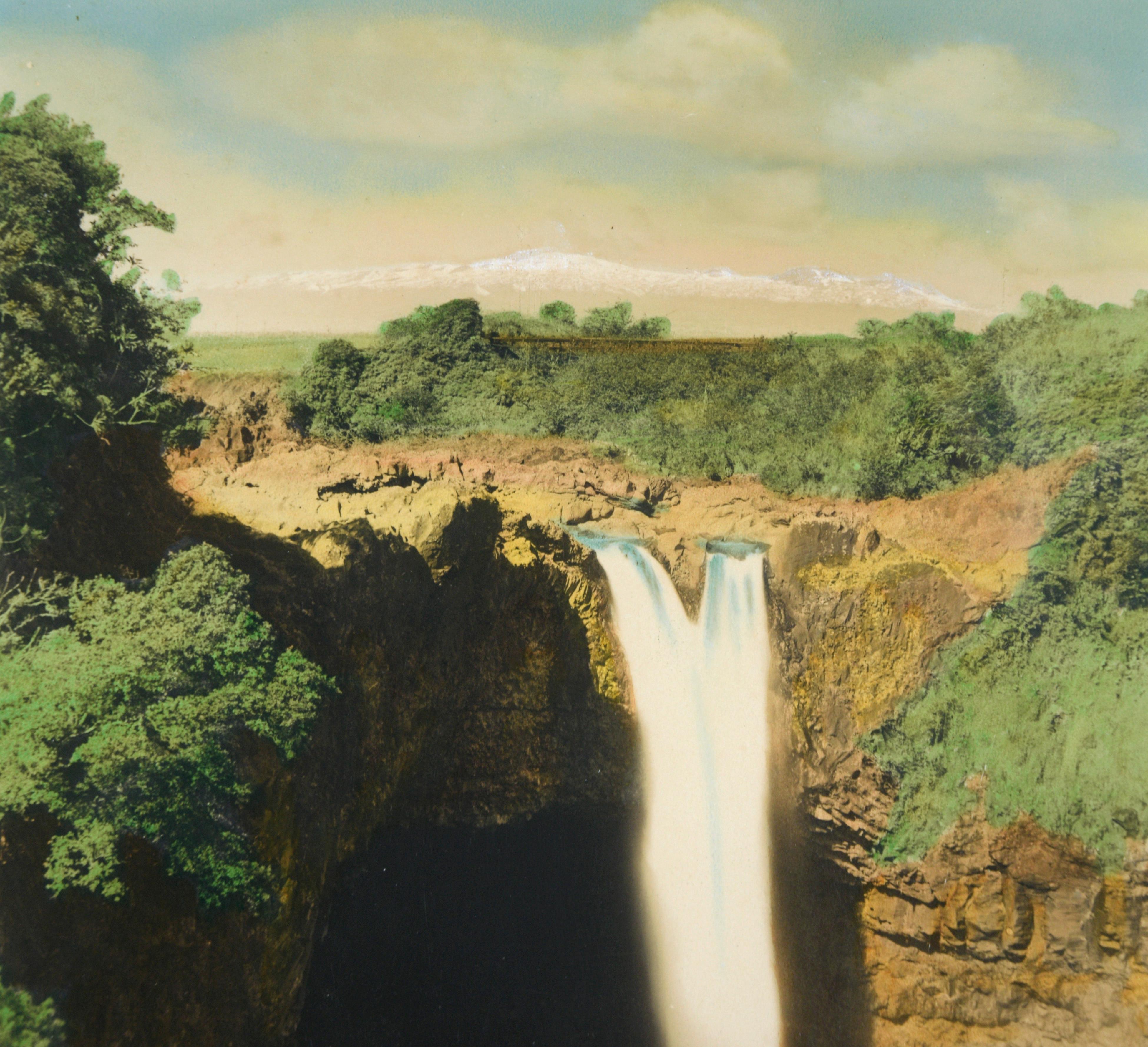 Photo ancienne coloriée à la main - Waiānuenue, ou Rainbow Falls, Hawaii

Épreuve à la gélatine argentée colorée à la main par un artiste inconnu, probablement dans les années 1920 ou 1930. La photo représente Waiānuenue, ou Rainbow Falls, à Hilo,