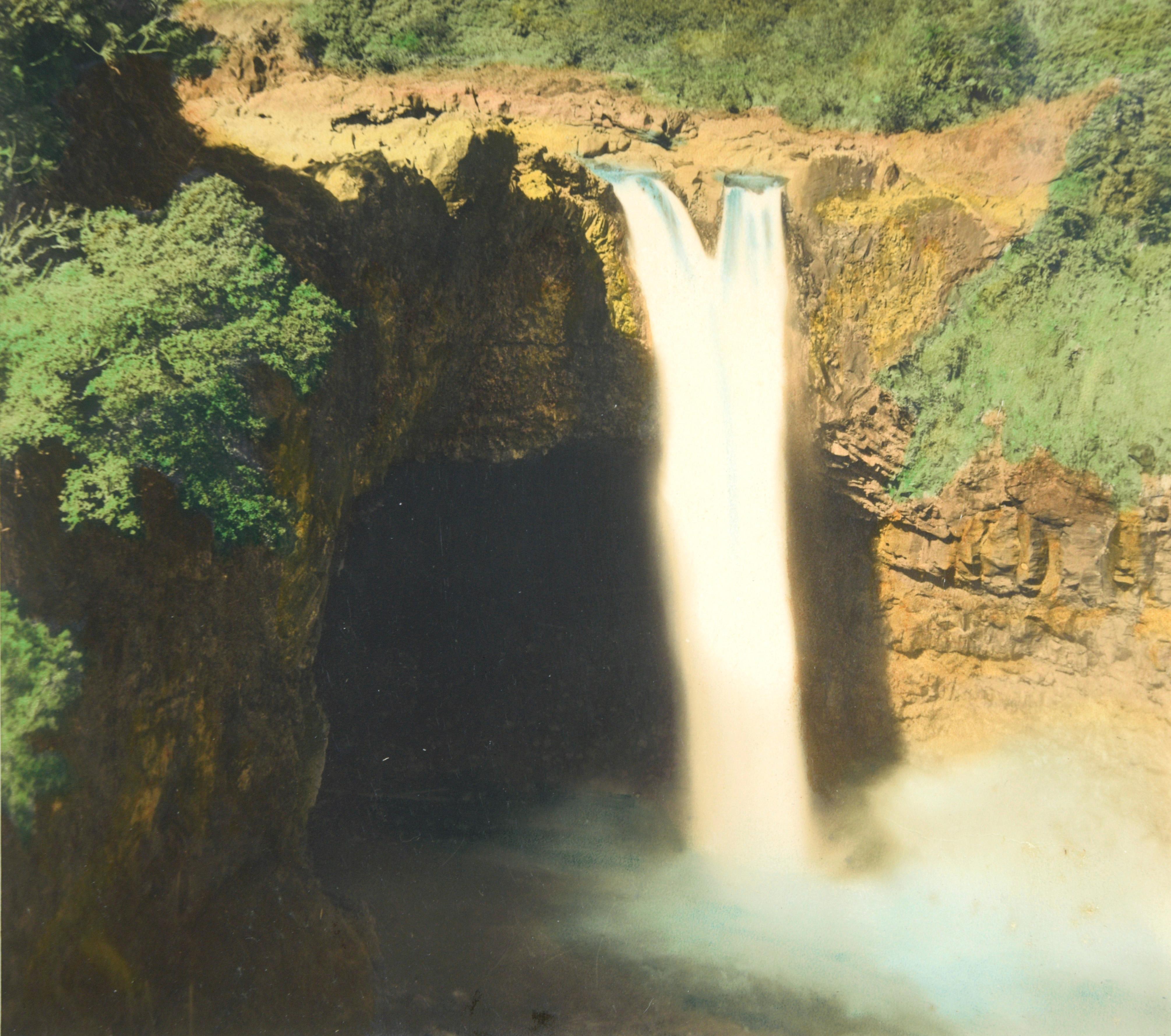 Photo ancienne coloriée à la main - Waiānuenue, ou Rainbow Falls, Hawaii en vente 1