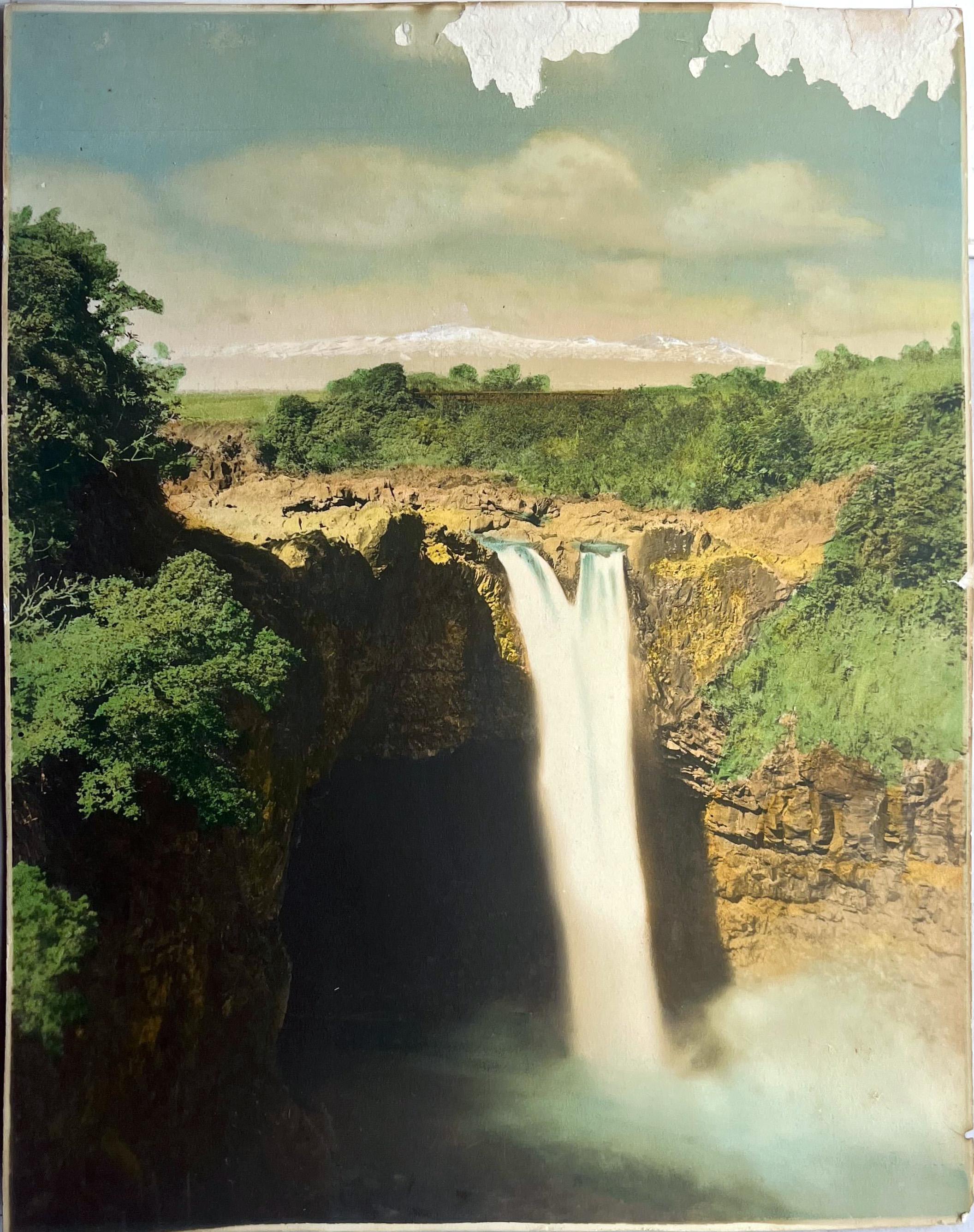 Photo ancienne coloriée à la main - Waiānuenue, ou Rainbow Falls, Hawaii en vente 3