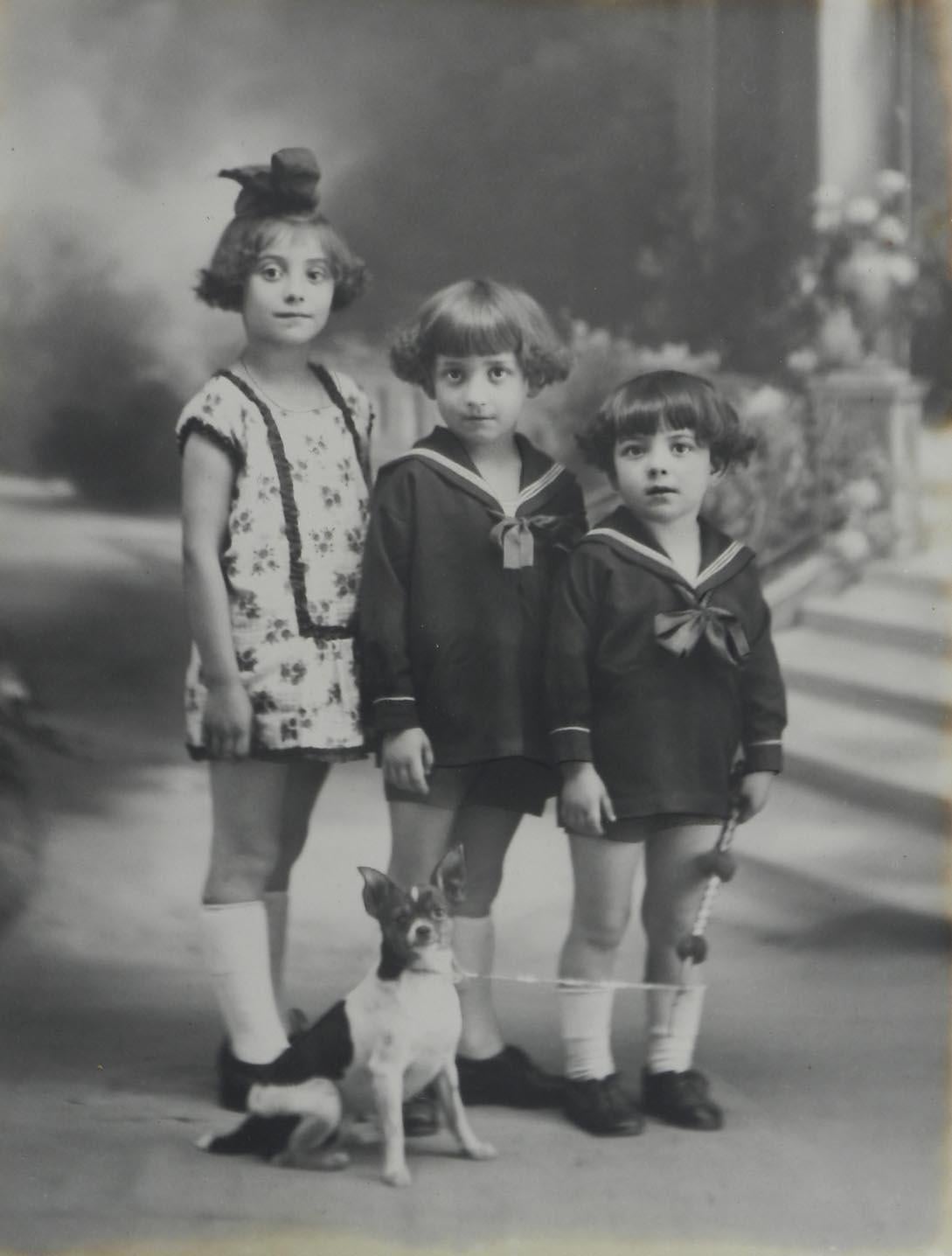 Fotografía antigua de retrato de tres niños franceses y un perro c1920
