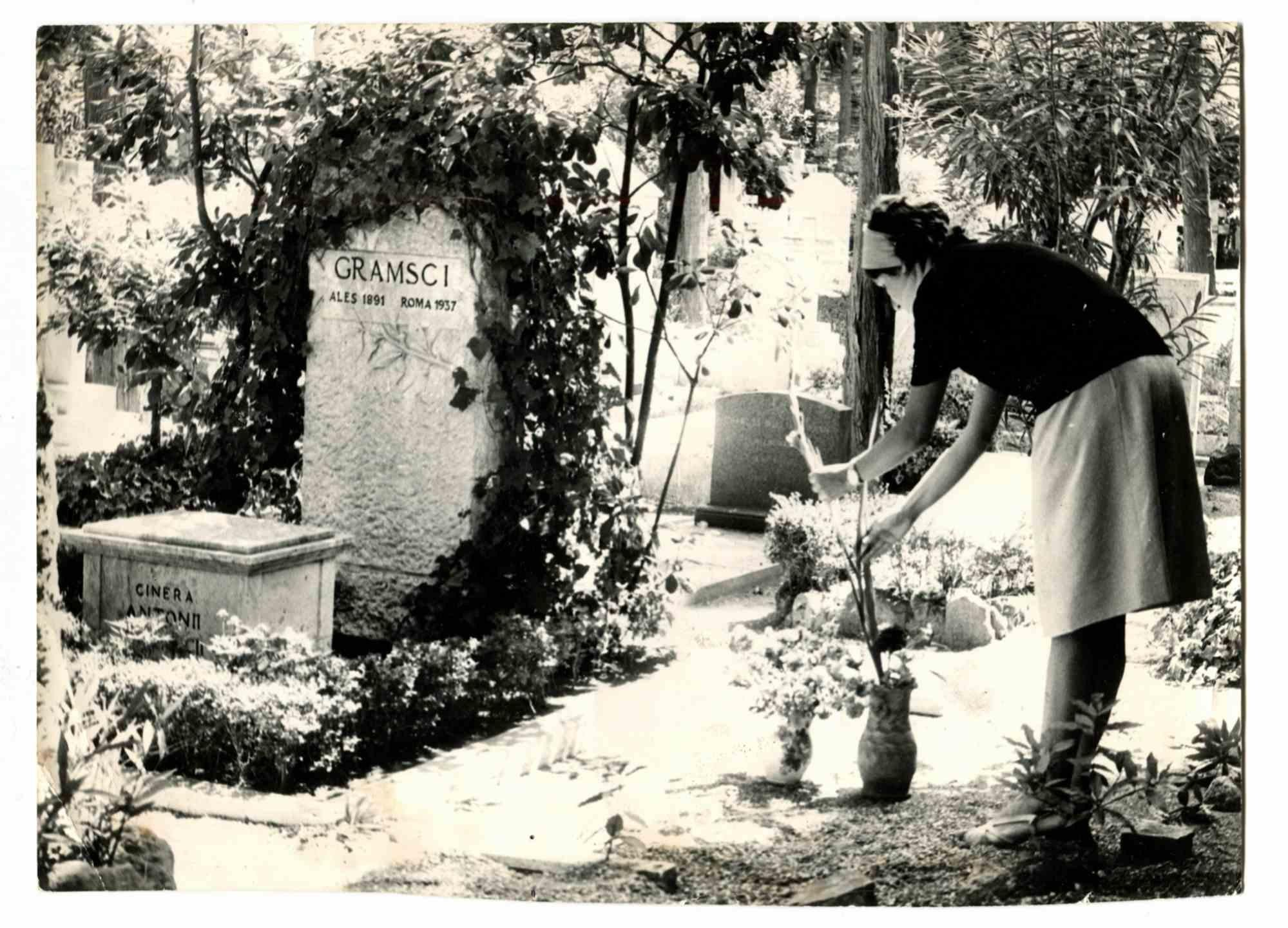 Unknown Figurative Photograph - Antonio Gramsci's Tomb - Historical Photo - Vintage Photo - 1960s