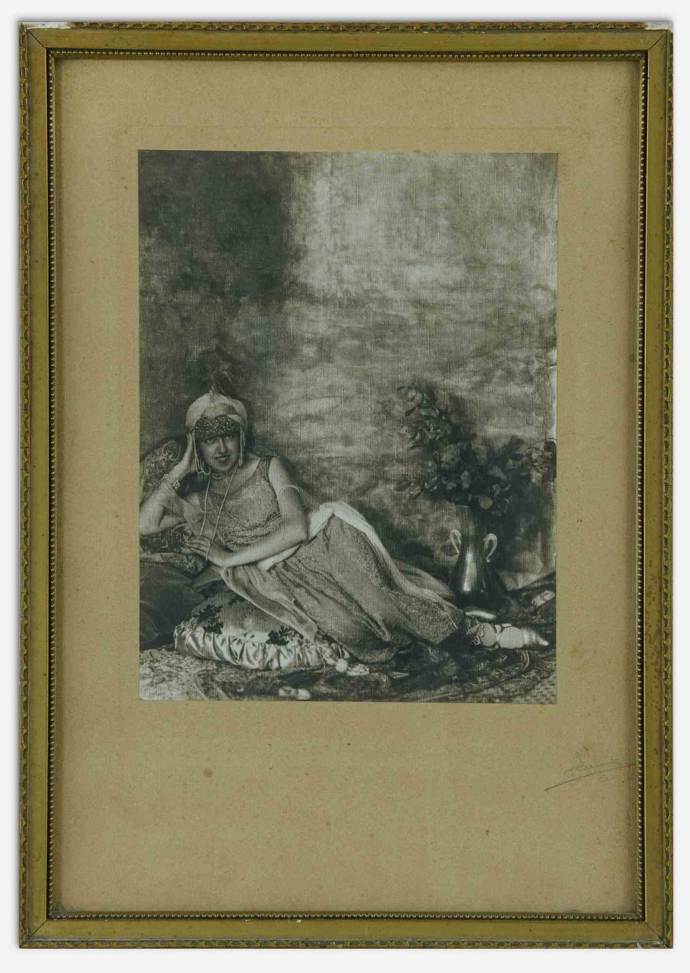 Unknown Black and White Photograph – Arabisches Mädchen -  Fotografie – Anfang des 20. Jahrhunderts