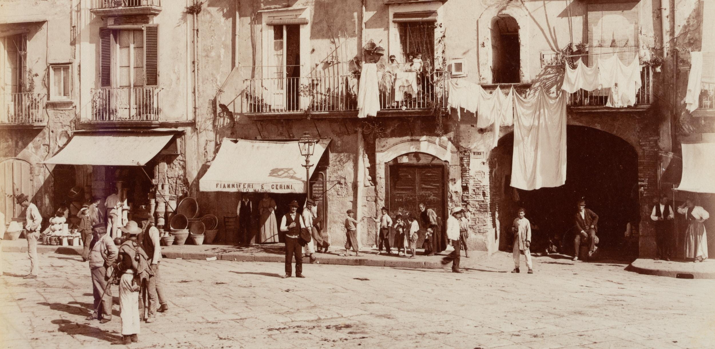 Fratelli Alinari (19th century): Houses around the Arco dell Aceto at the harbour City view of Naples with the Neapolitans on the street, c. 1880, albumen paper print

Technique: albumen paper print

Inscription: Lower middle signed in the printing