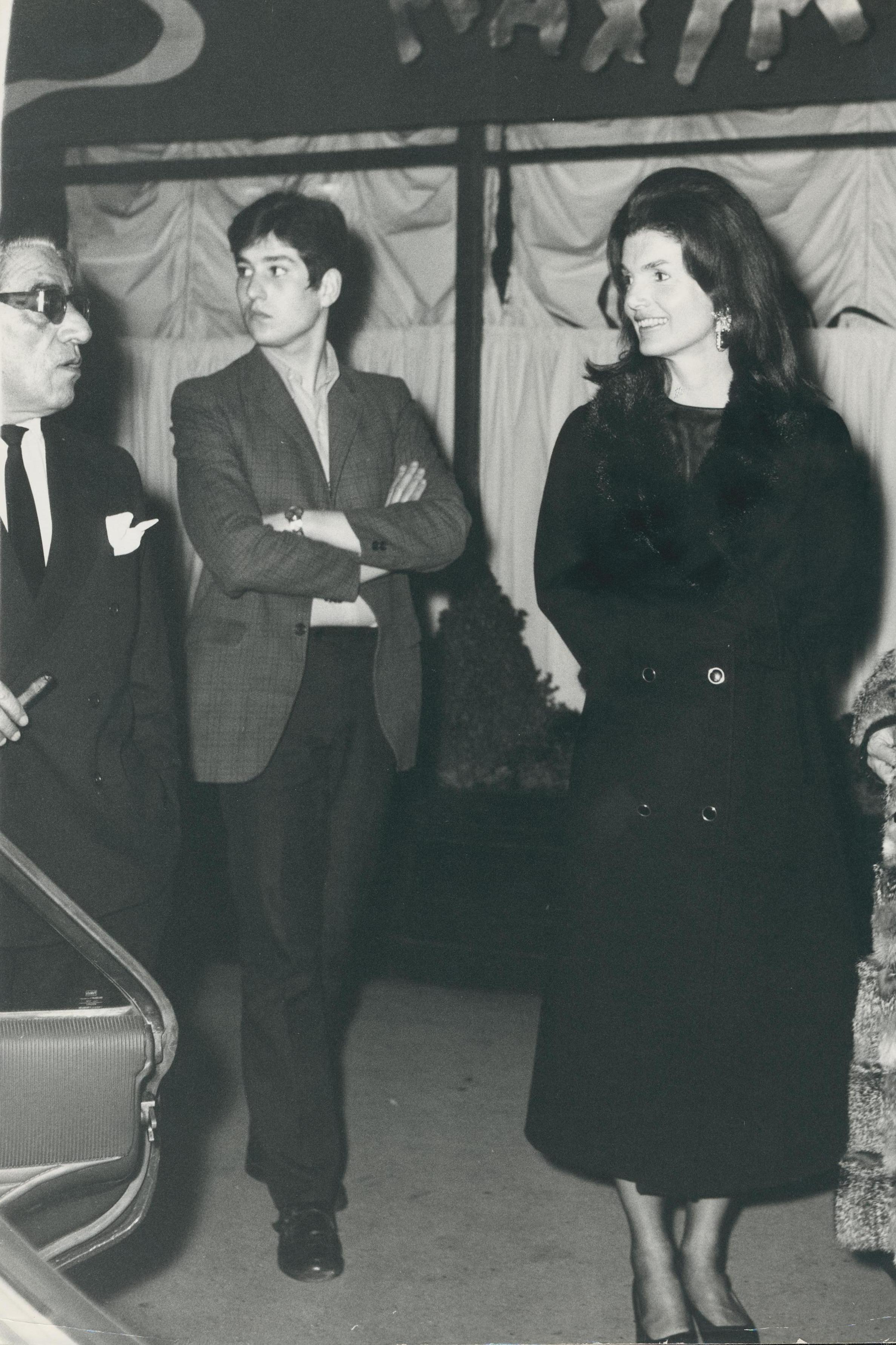 Ari und Jackie Onassis, Schwarz-Weiß-Fotografie, Paris – Art von Unknown