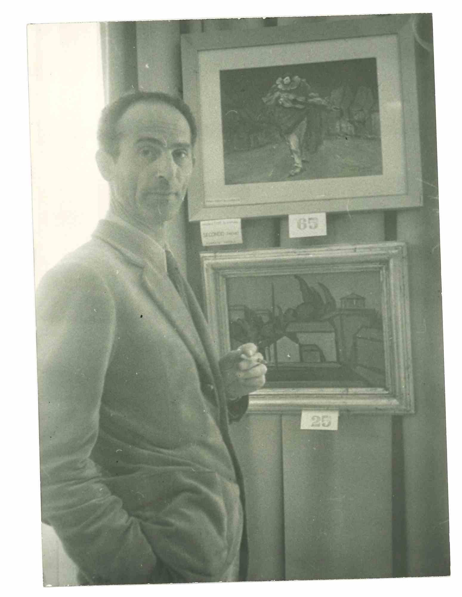 Unknown Portrait Photograph - Artist in Exhibition - Life in Italy - Photo - 1960s