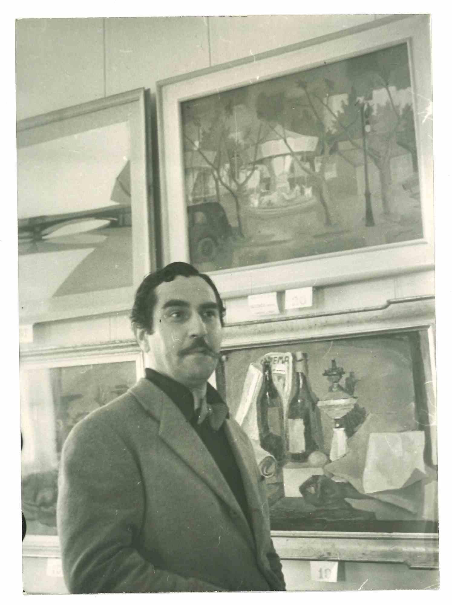 Unknown Portrait Photograph - Artist in Exhibition - Life in Italy - Photo - 1960s