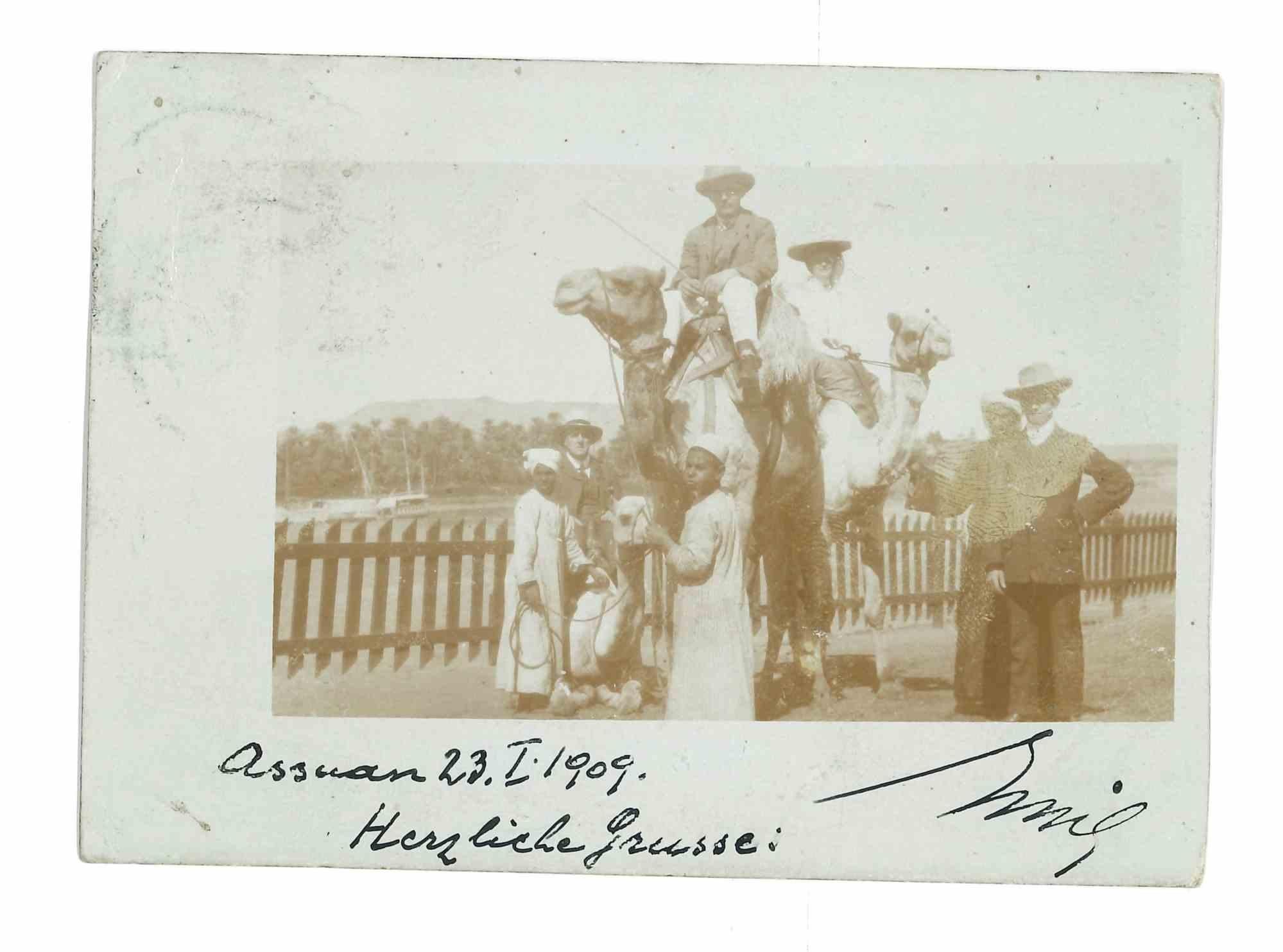 Unknown Figurative Photograph - Assuan - Herzliche Grusse in 1909 - Vintage Photograph - 1909